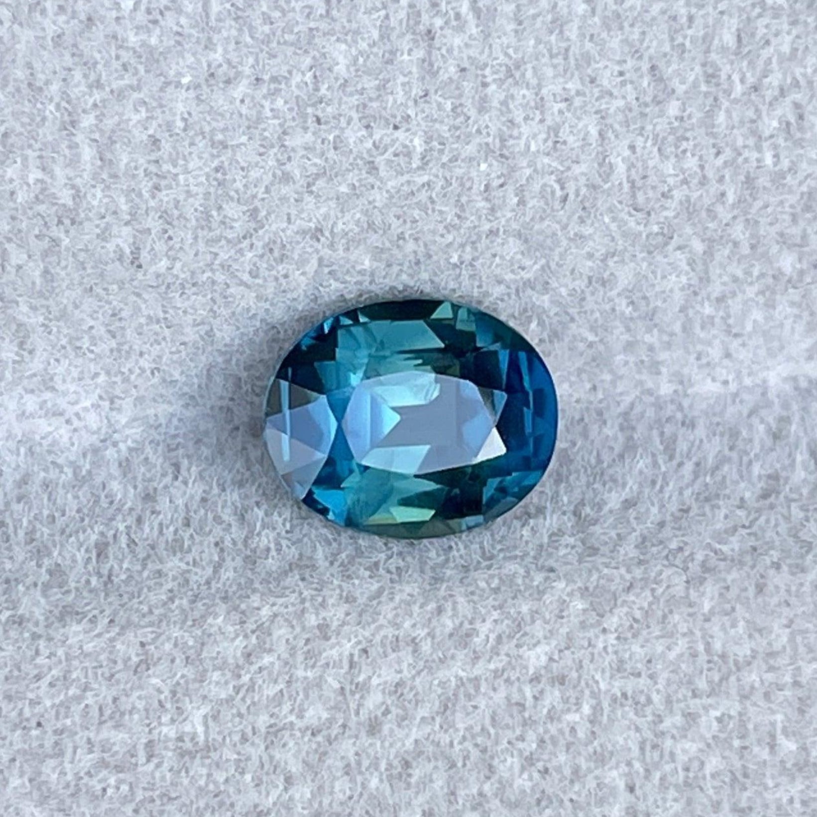 Pendentif ovale en saphir bleu-vert naturel de 1,32 carat, mettant en valeur une pierre précieuse saphir sarcelle pour la joaillerie et les créations de bagues de fiançailles.