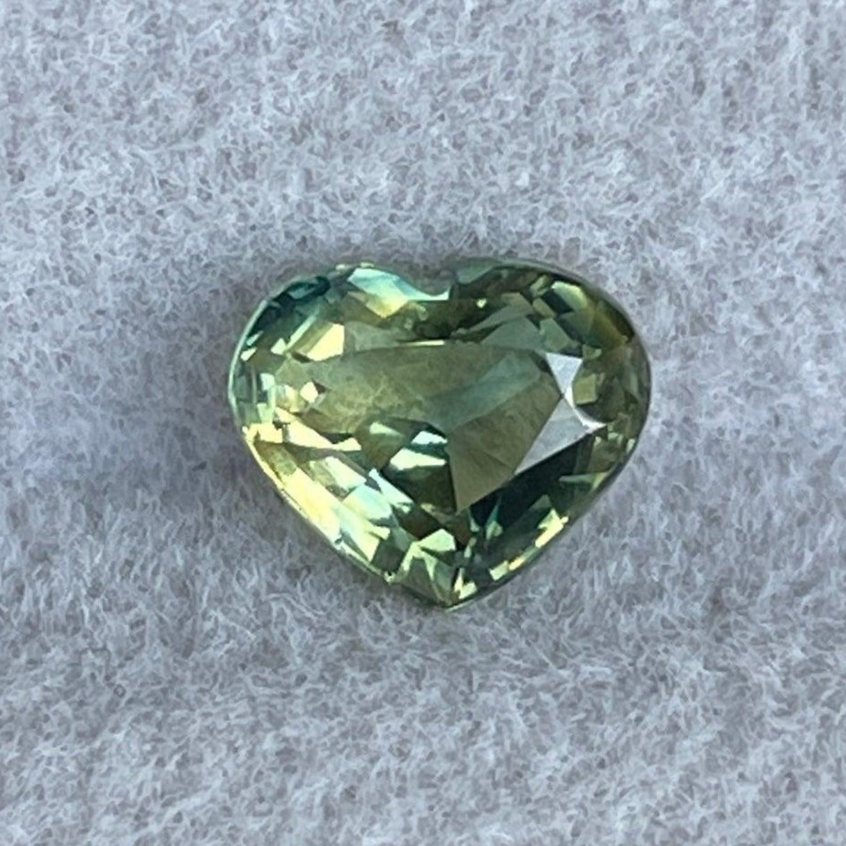 Saphir naturel bleu-vert sarcelle de NASHGEMS, 1,00 CT, présentant une couleur vibrante et une clarté exceptionnelle en vue rapprochée.