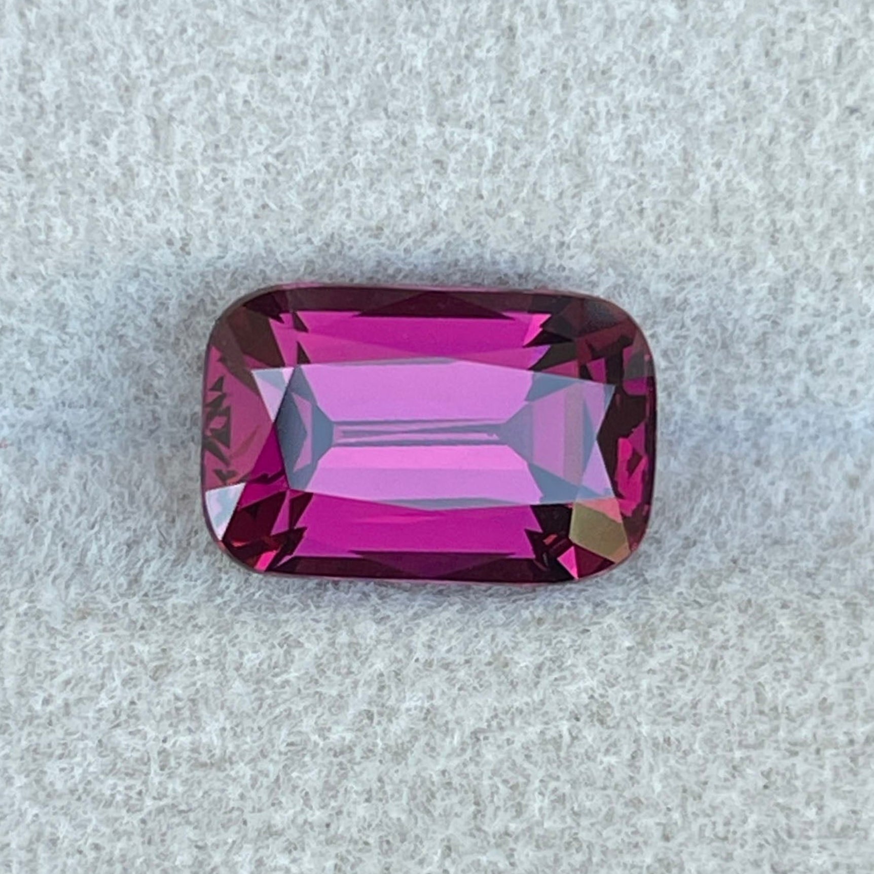 Pierre précieuse naturelle en grenat violet taille coussin, 3,72 carats, non traitée, de NASHGEMS, idéale pour bagues sur mesure, bagues de fiançailles ou pendentifs.