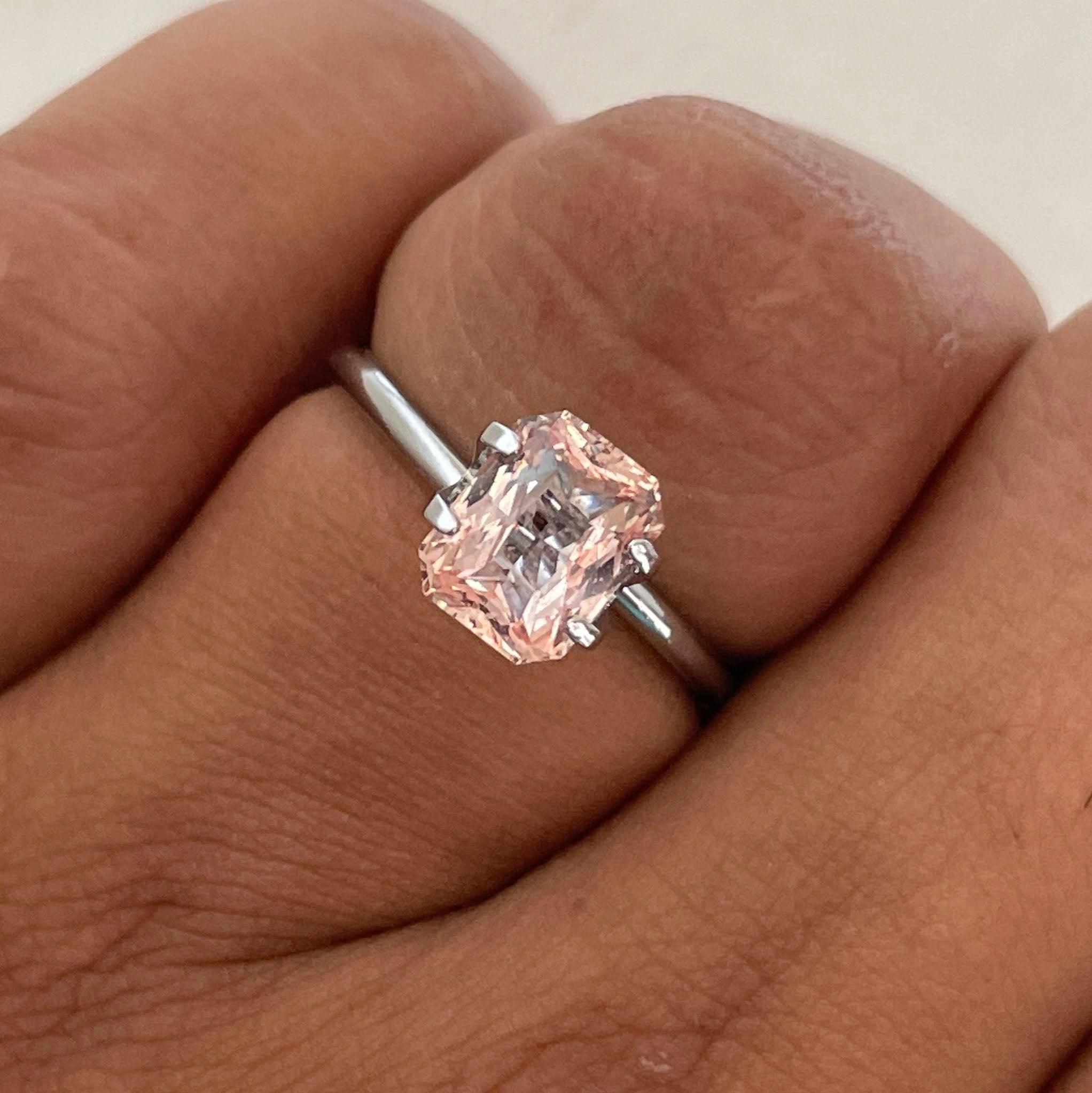 Saphir Padparadscha naturel 2,04 CT, pierre précieuse rose de NASHGEMS, mettant en valeur sa couleur vibrante et sa clarté.