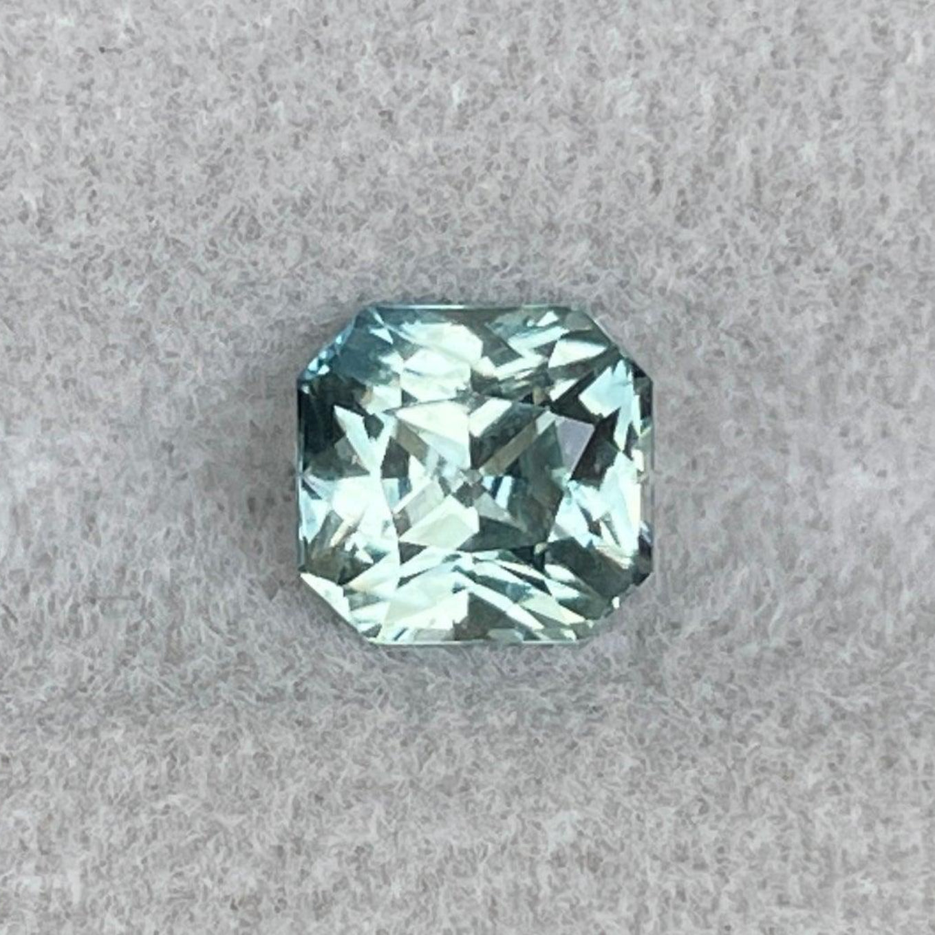 Saphir teal vert menthe clair de NASHGEMS, pierre précieuse saphir vert chauffée de 1,29 carat affichant une couleur vibrante et une grande clarté.