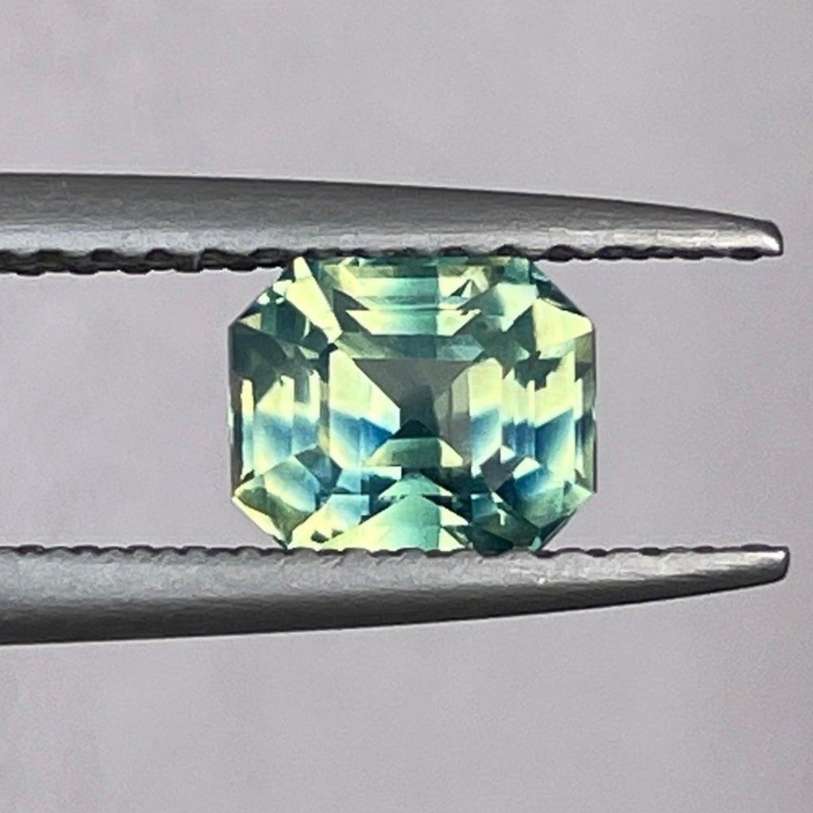 Saphir parti bicolore bleu sarcelle et vert, pierre précieuse détachée de 1,11 carat, taille émeraude, pierre de naissance naturelle de septembre de NASHGEMS.