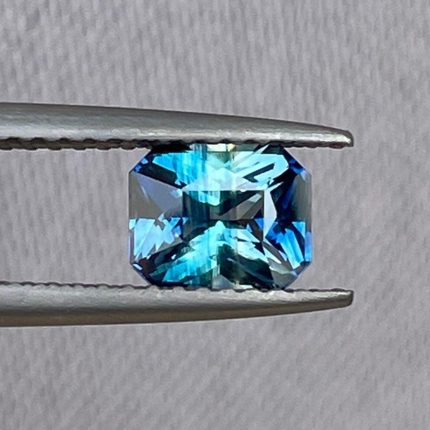 Saphir sarcelle, pierre précieuse bleue-verte lâche de 1,16 carat taille radiant, pierre de naissance de septembre de NASHGEMS.