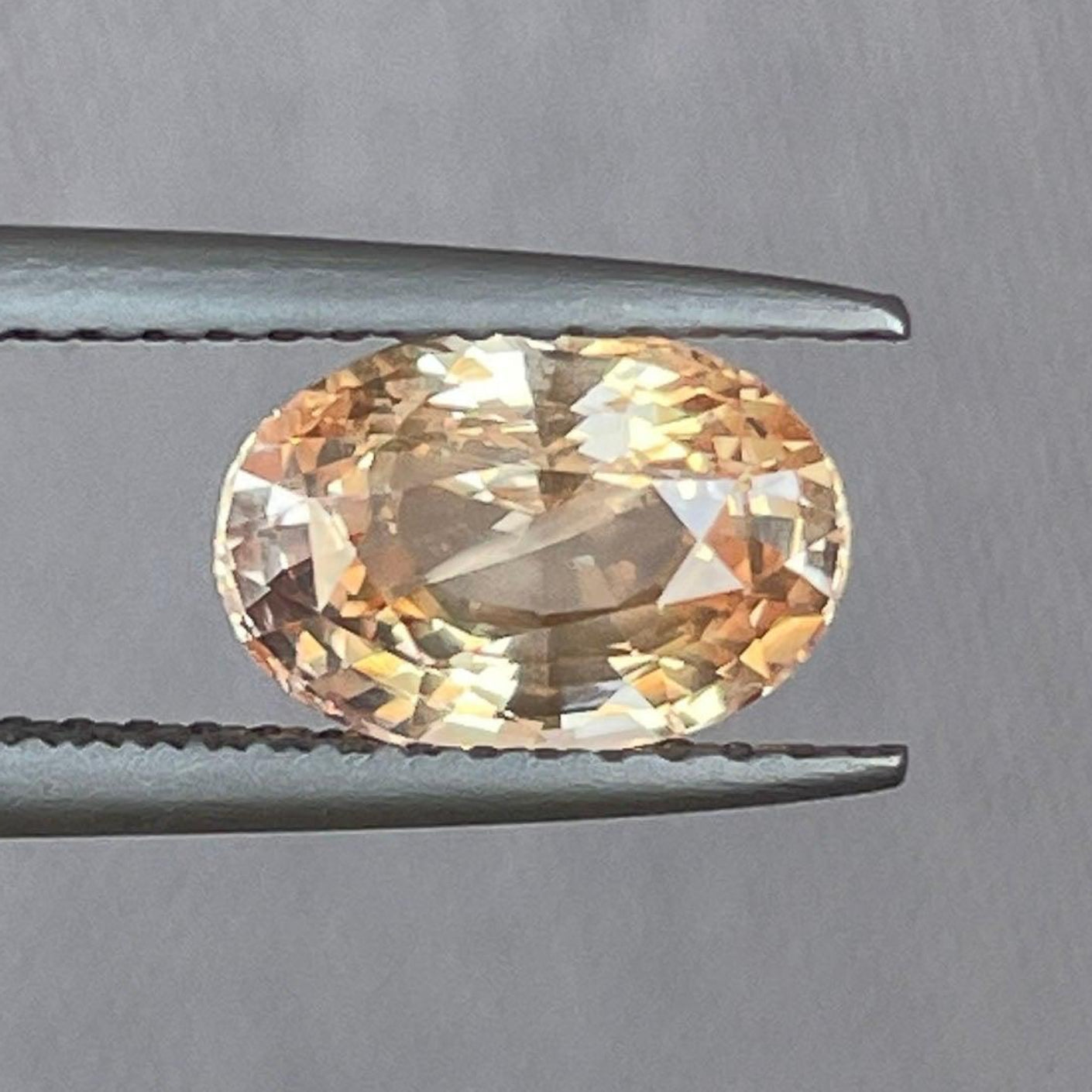 Bague de fiançailles en saphir pêche ovale avec un saphir champagne de 2,10 carats serti en or blanc par NASHGEMS.