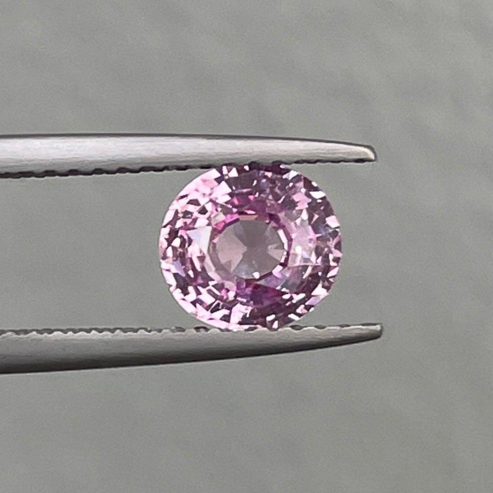 Pierre précieuse saphir rose 1,56 ct. détachée par NASHGEMS, idéale pour bagues de fiançailles ou pendentifs, présentant une couleur rose vibrante.