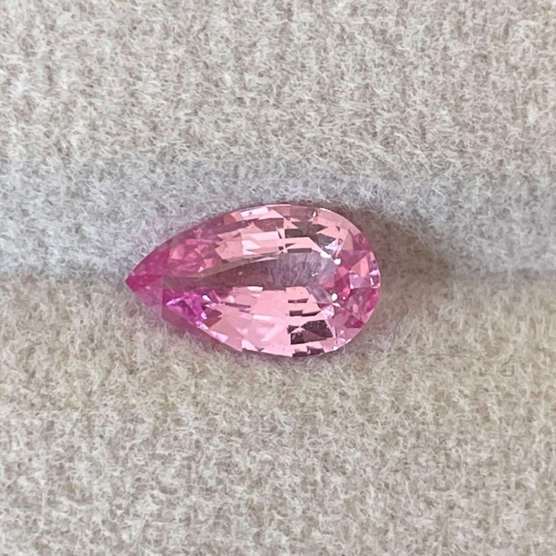 Bijoux en saphir rose naturel comprenant une bague en saphir rose fantaisie de 1,11 carat et un bracelet assorti par NASHGEMS.
