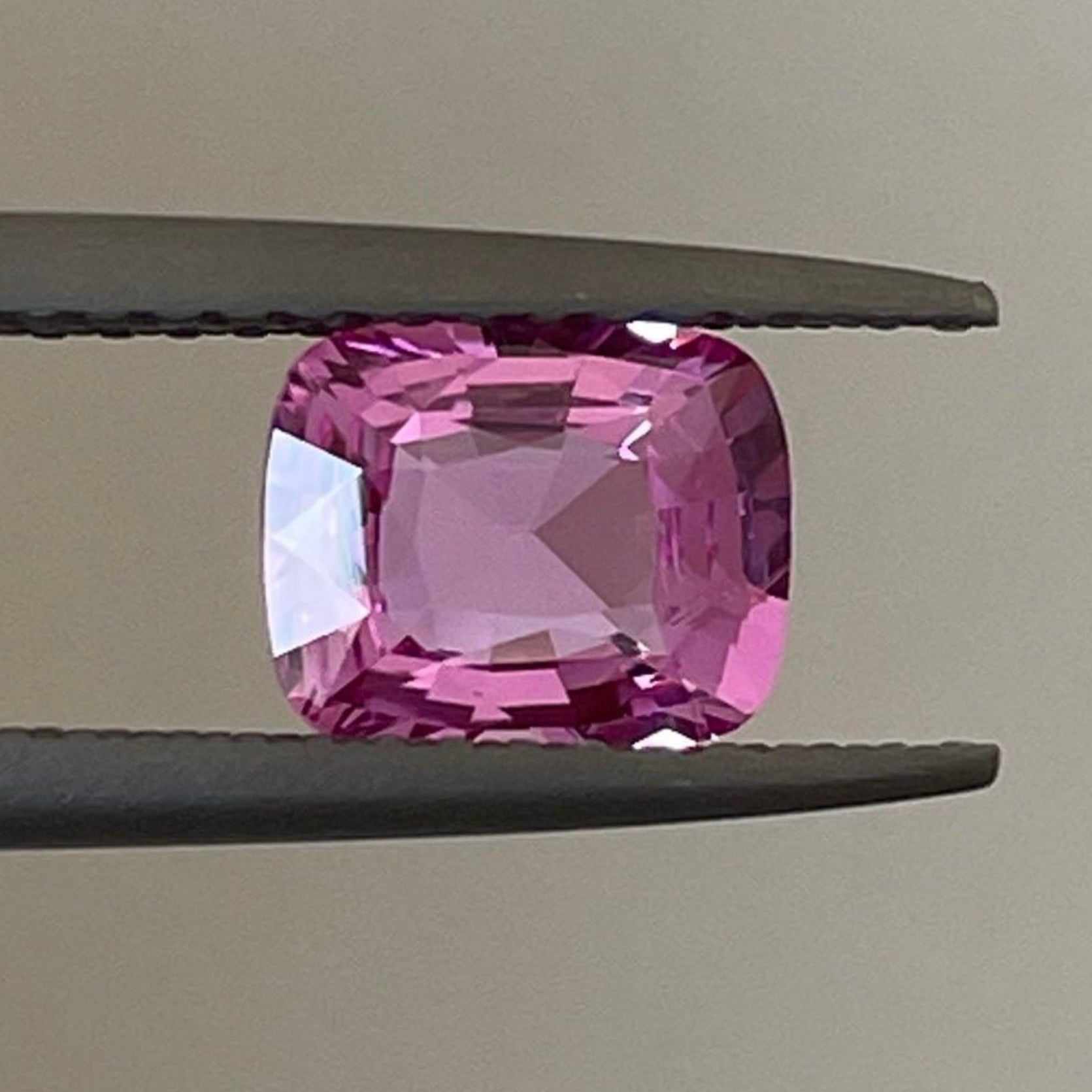 Pierre précieuse naturelle saphir rose en vrac de NASHGEMS, 1,15 carats, idéale pour la création de bagues personnalisées, au Sri Lanka.