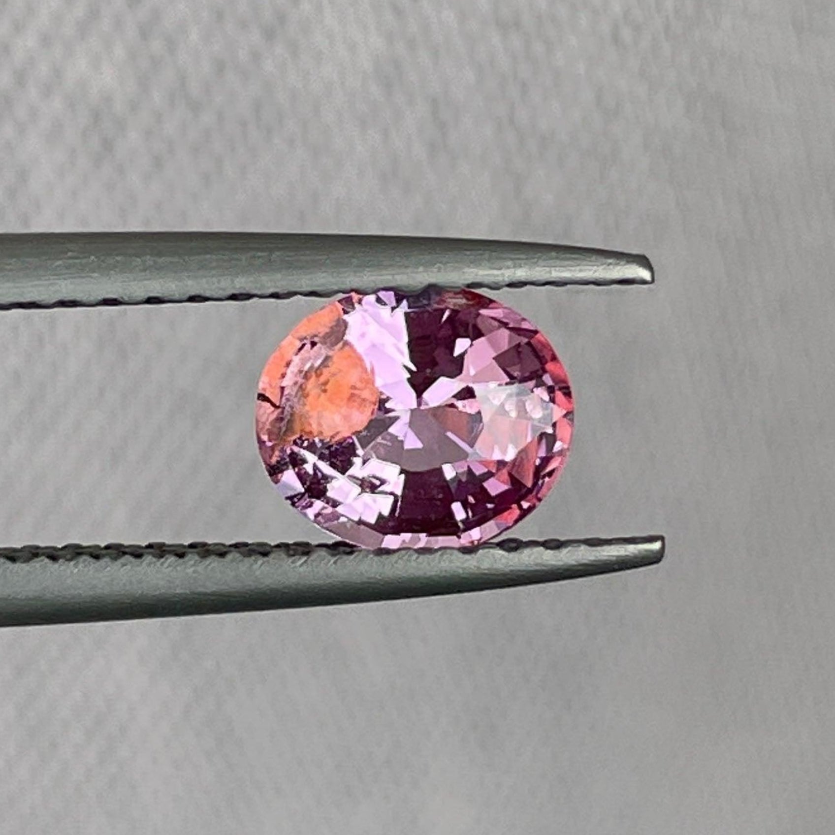 Bague de promesse en saphir rose avec une pierre naturelle ronde de 1,05 carat, créée par NASHGEMS, parfaite pour une demande en mariage.