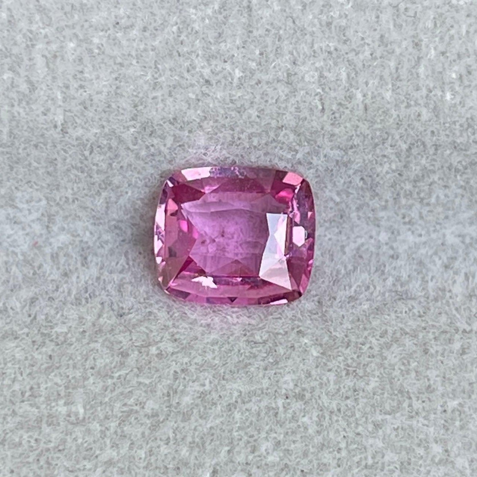 Pierre précieuse saphir rose de Ceylan lâche de 1,08 carat pour bague saphir rose par NASHGEMS, mettant en valeur sa couleur rose vibrante et sa clarté.