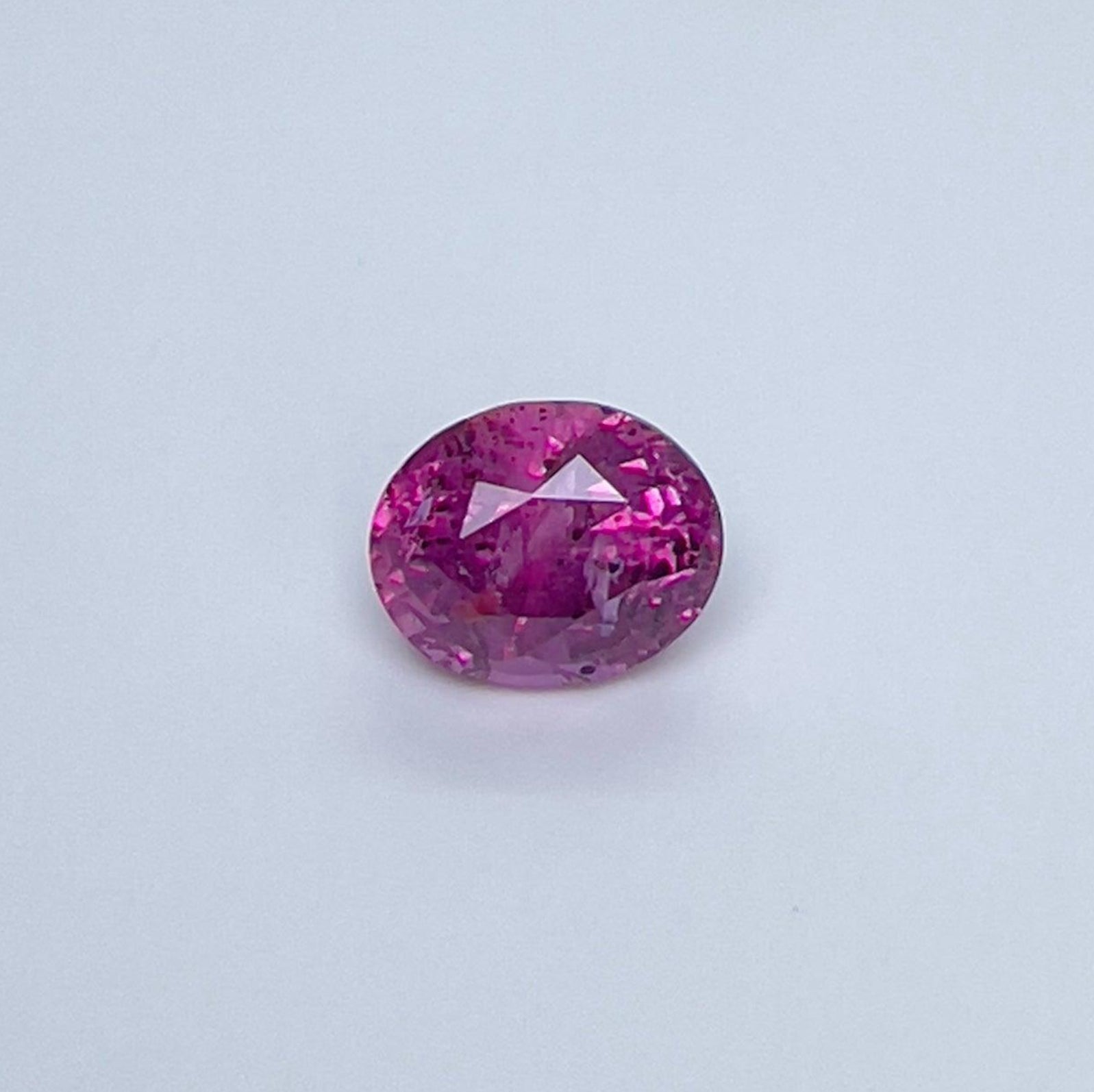 Bague de fiançailles en saphir rose avec un design vintage en or et un saphir rose de 1,36 carat, ornée de détails floraux et papillons.