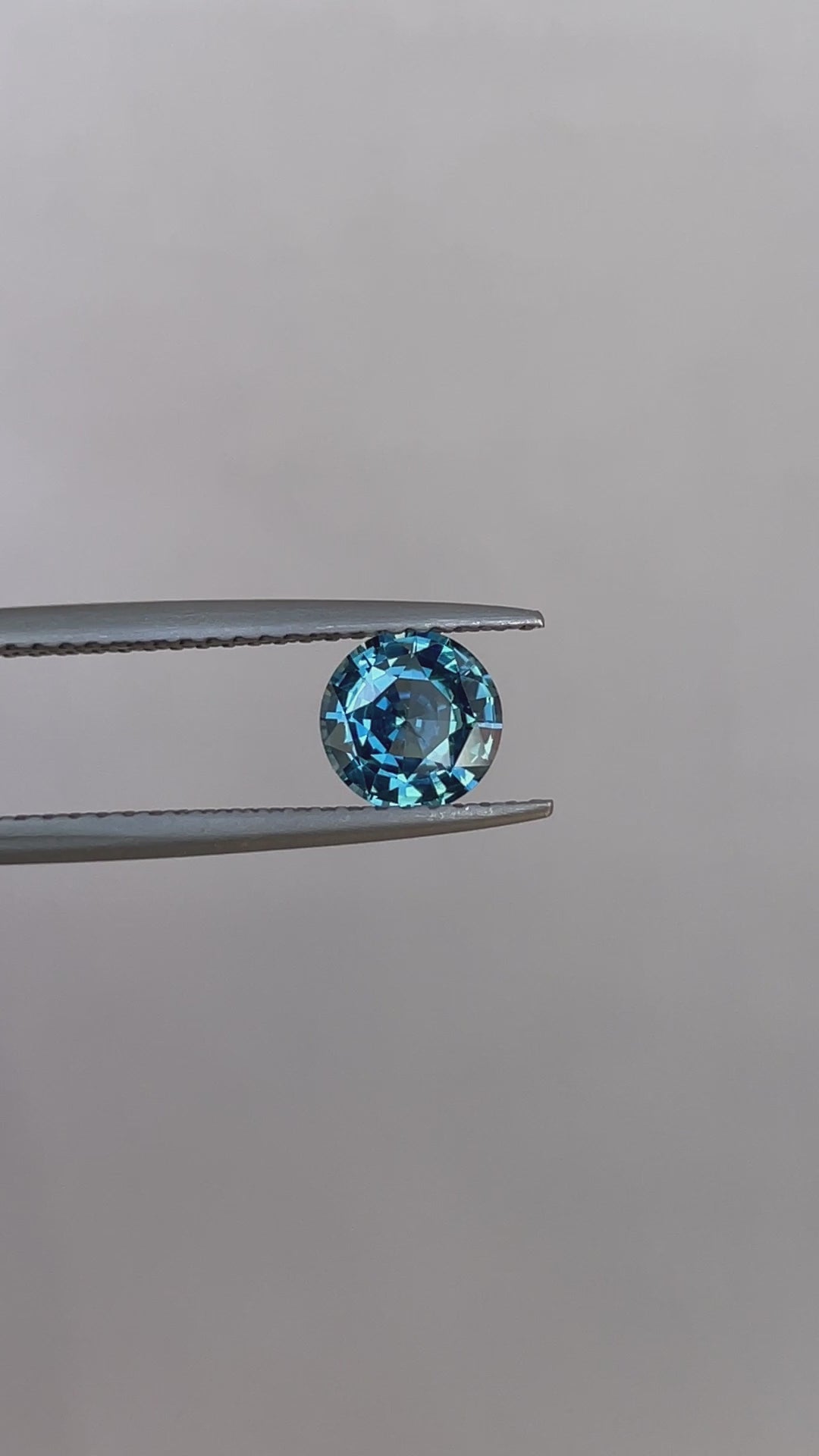 teal blue green parti sapphire round cut gem