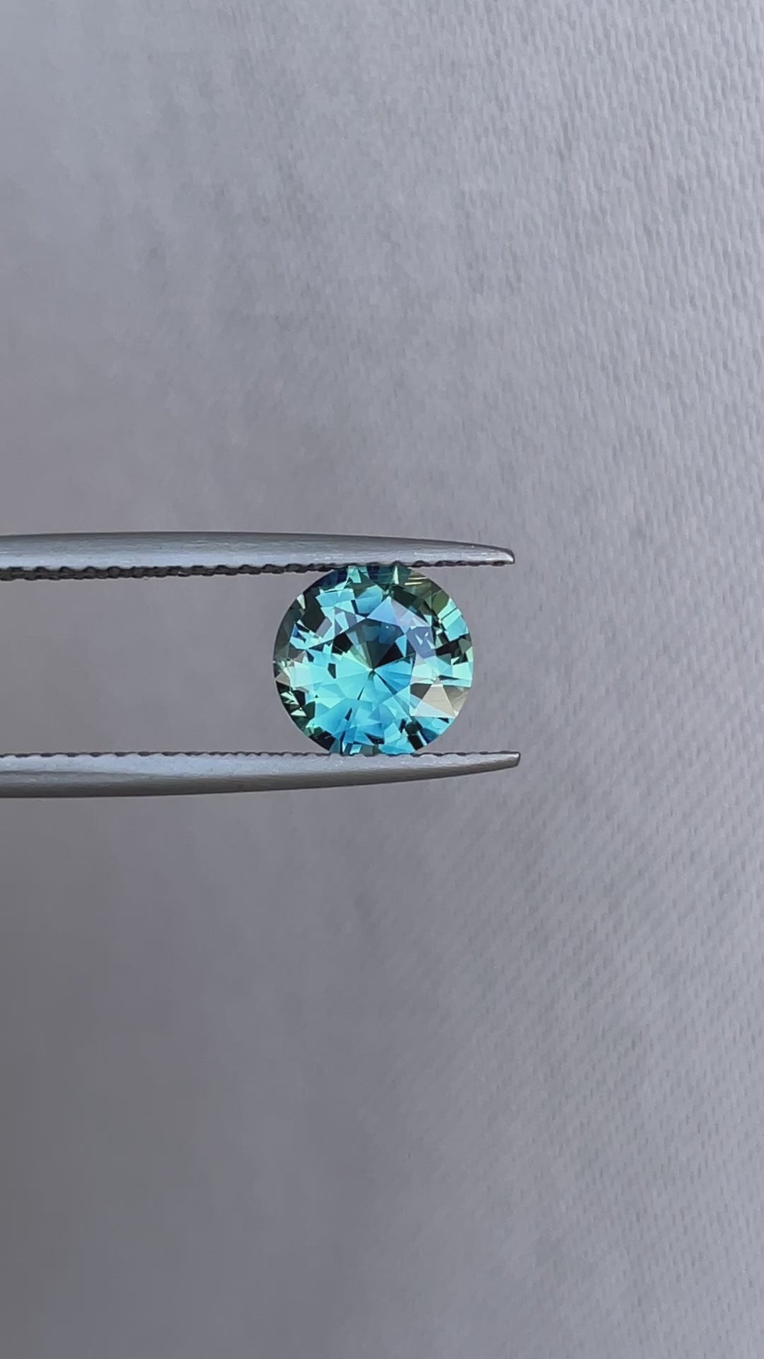 teal blue green parti sapphire round cut gem