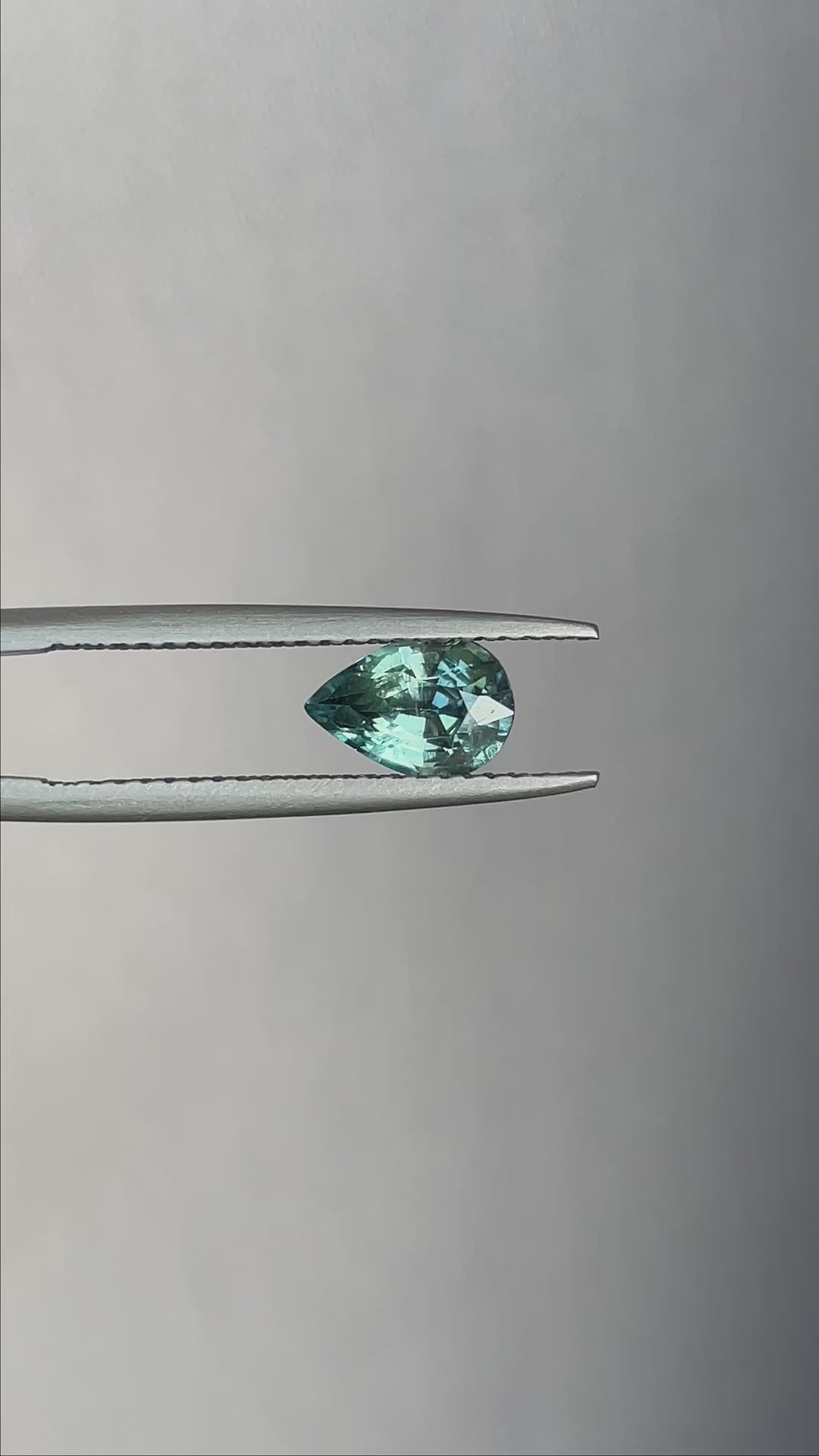 natural green sapphire gemstone 4gb