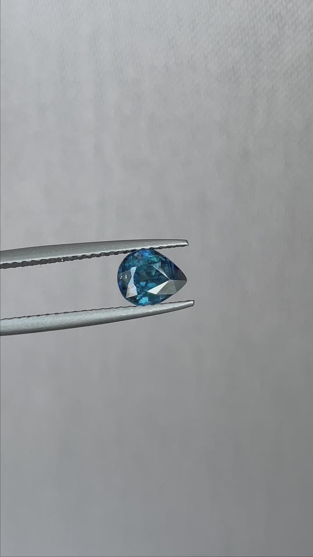 bluish green sapphire precious stone 1efv