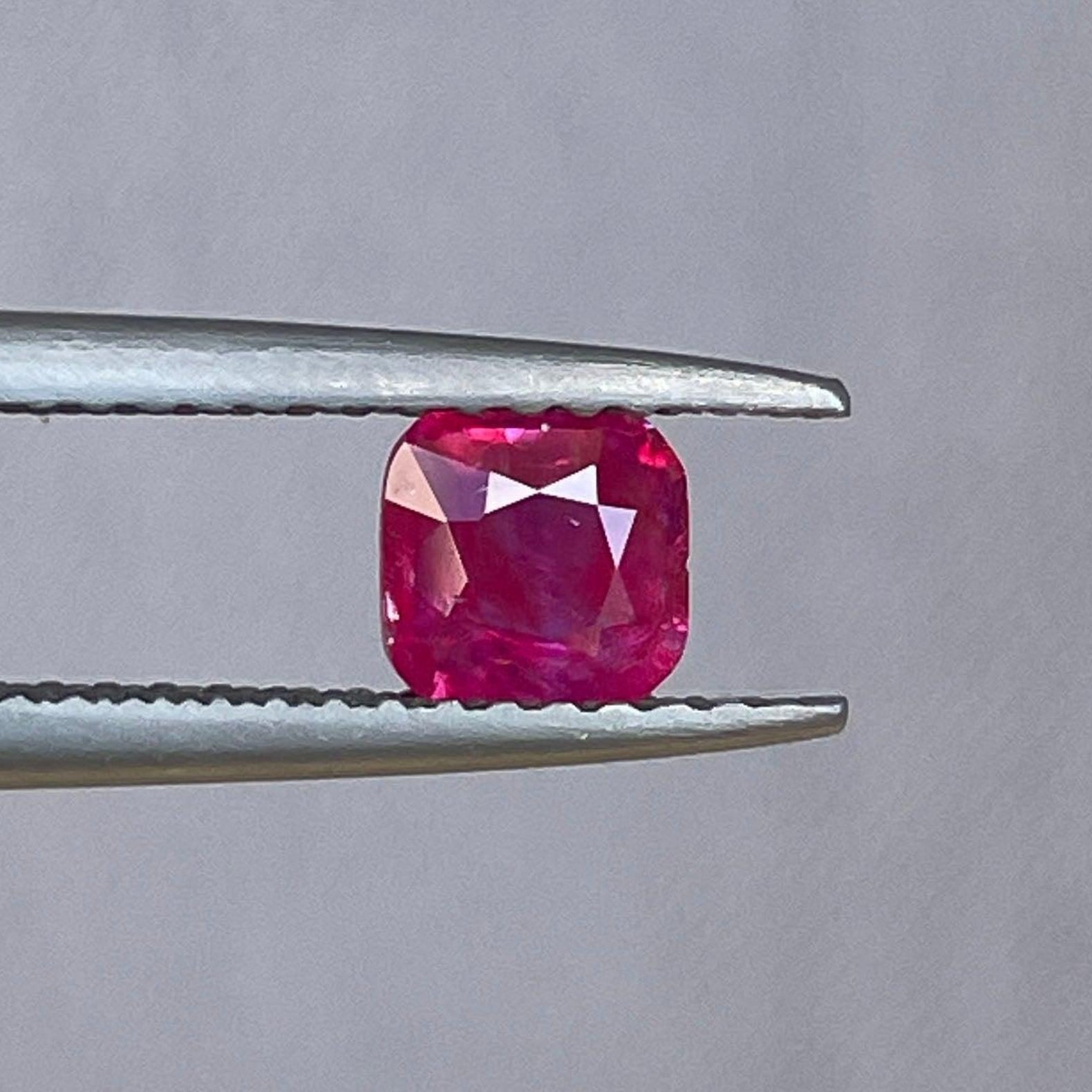 Bague en argent ornée d'un rubis naturel certifié non chauffé de 0,52 carat, mettant en valeur une pierre de rubis polie montée sur une élégante bande en argent.