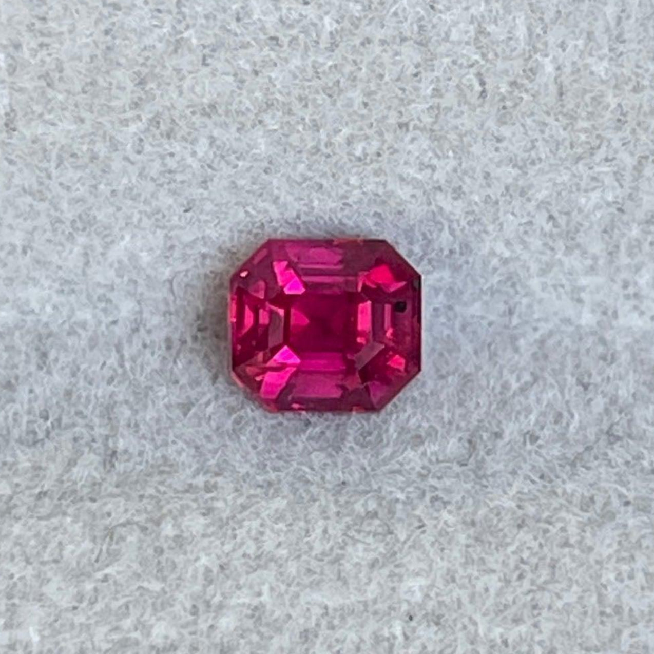 Bague en argent avec pierre de rubis naturel de 0,44 Ct. NASHGEMS, présentant une gemme de rubis rouge vif sertie dans une élégante monture en argent.