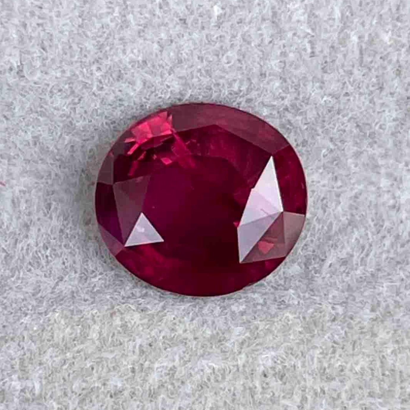 Bague en argent ornée d'une pierre précieuse naturelle rubis de 1,91 carat avec un accent de pierres précieuses rouges environnantes, conçue par NASHGEMS.