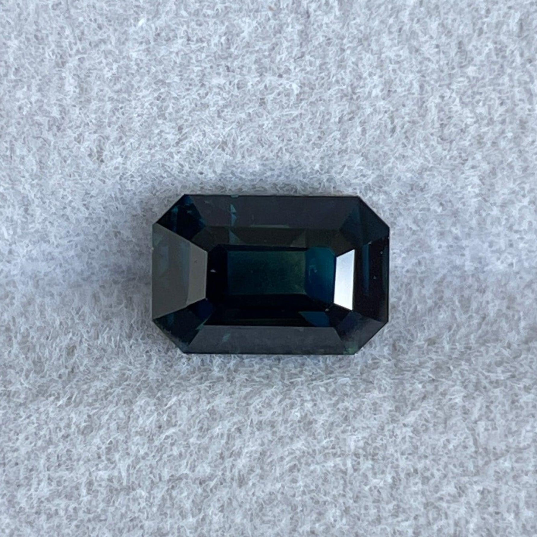 Saphir vert naturel sarcelle taille émeraude, 2,26 carats, 5,60x8,30x4,70 mm, pierre précieuse chauffée pour la fabrication de bijoux.