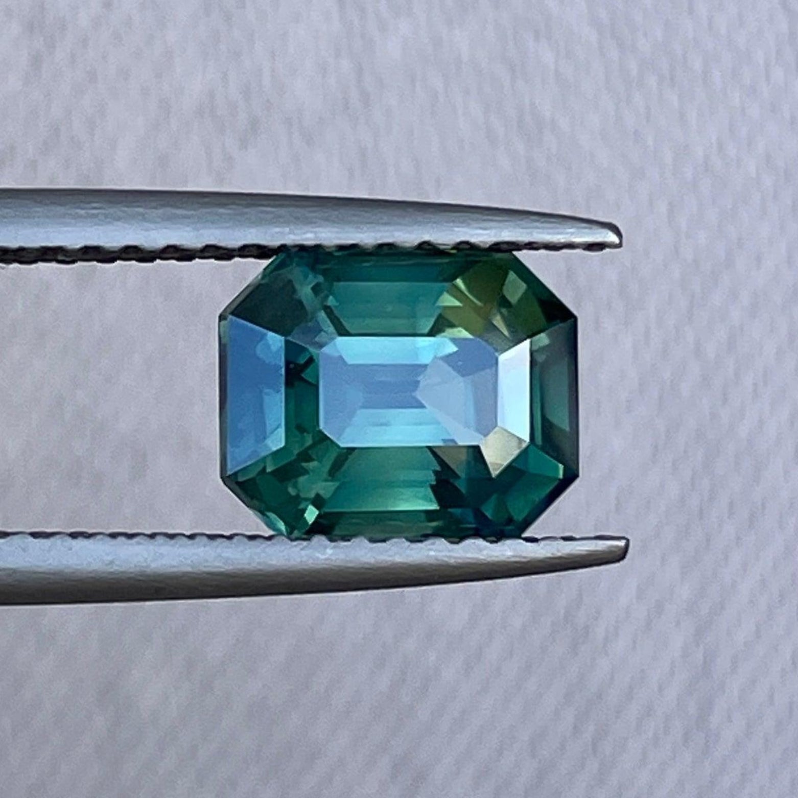 Bague de fiançailles en saphir bleu sarcelle et émeraude taille émeraude de 2,55 carats, mettant en vedette une pierre de naissance de septembre par NASHGEMS.