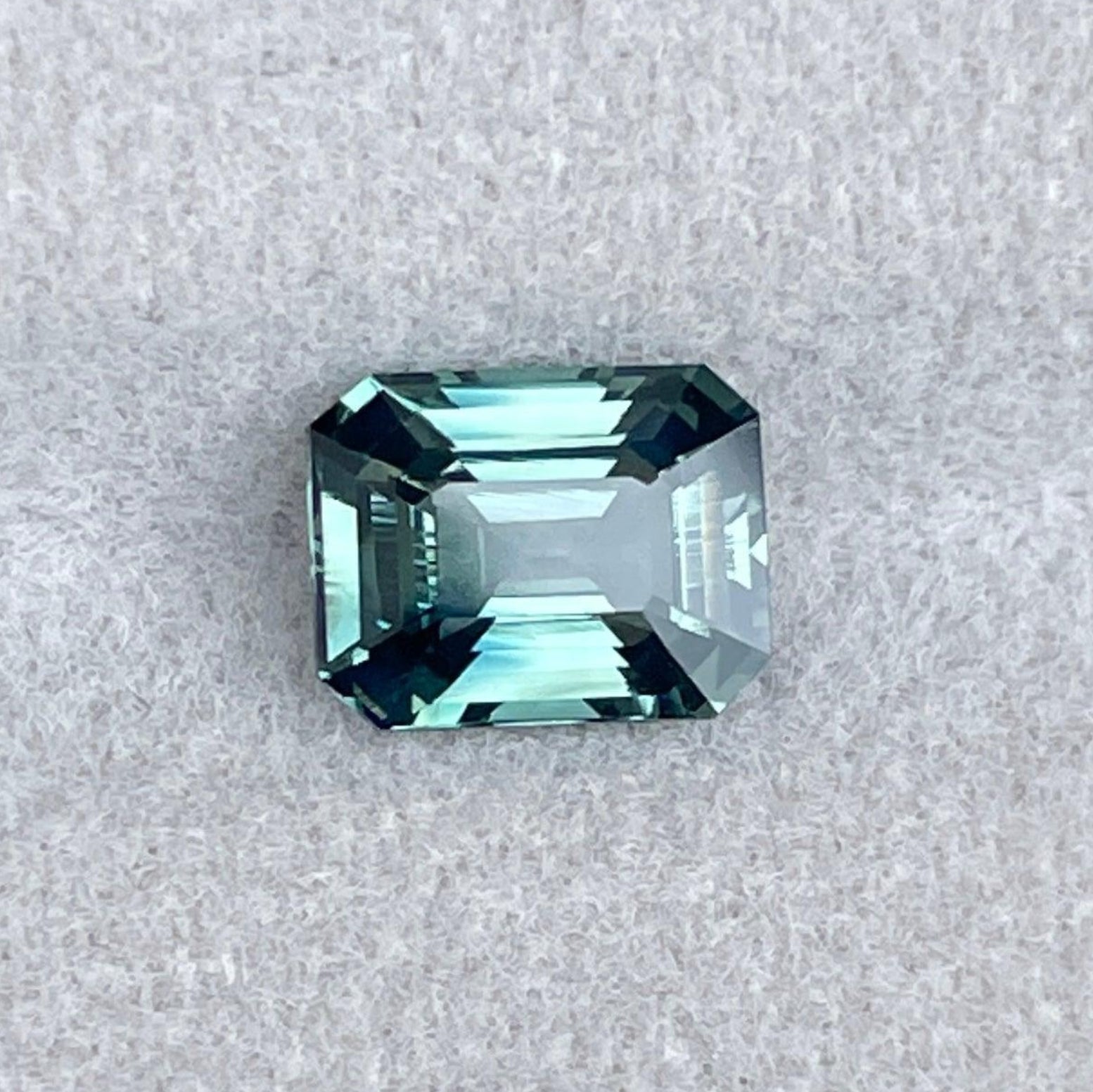 Saphir vert bleu sarcelle pour bague de fiançailles par NASHGEMS, présentant un saphir de naissance de septembre de 1,83 ct dans un sertissage de bijou.