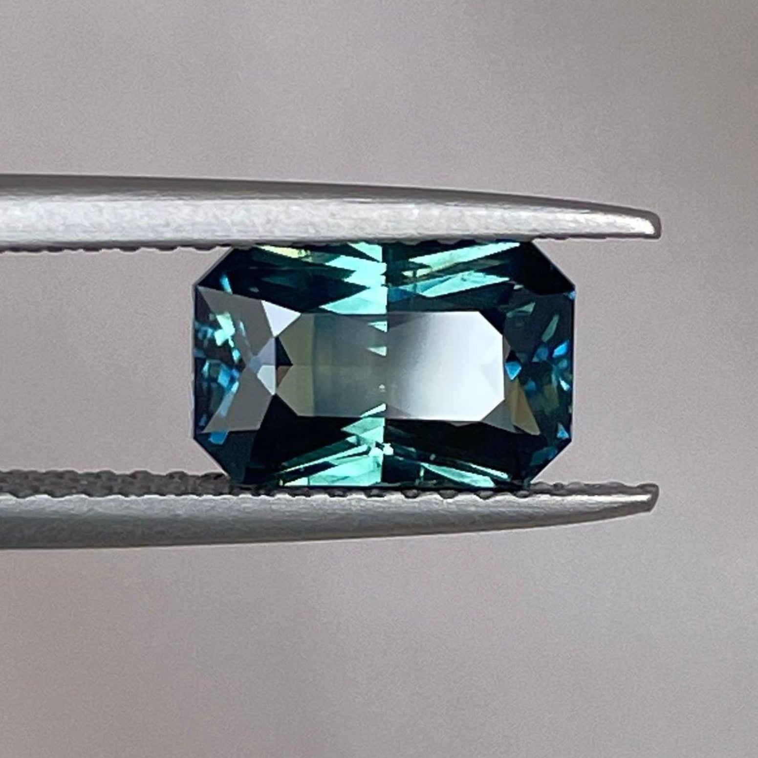 Saphir bleu sarcelle et vert pour bague de fiançailles, taille radiant 2,55 carats, pierre de naissance de septembre, de NASHGEMS.