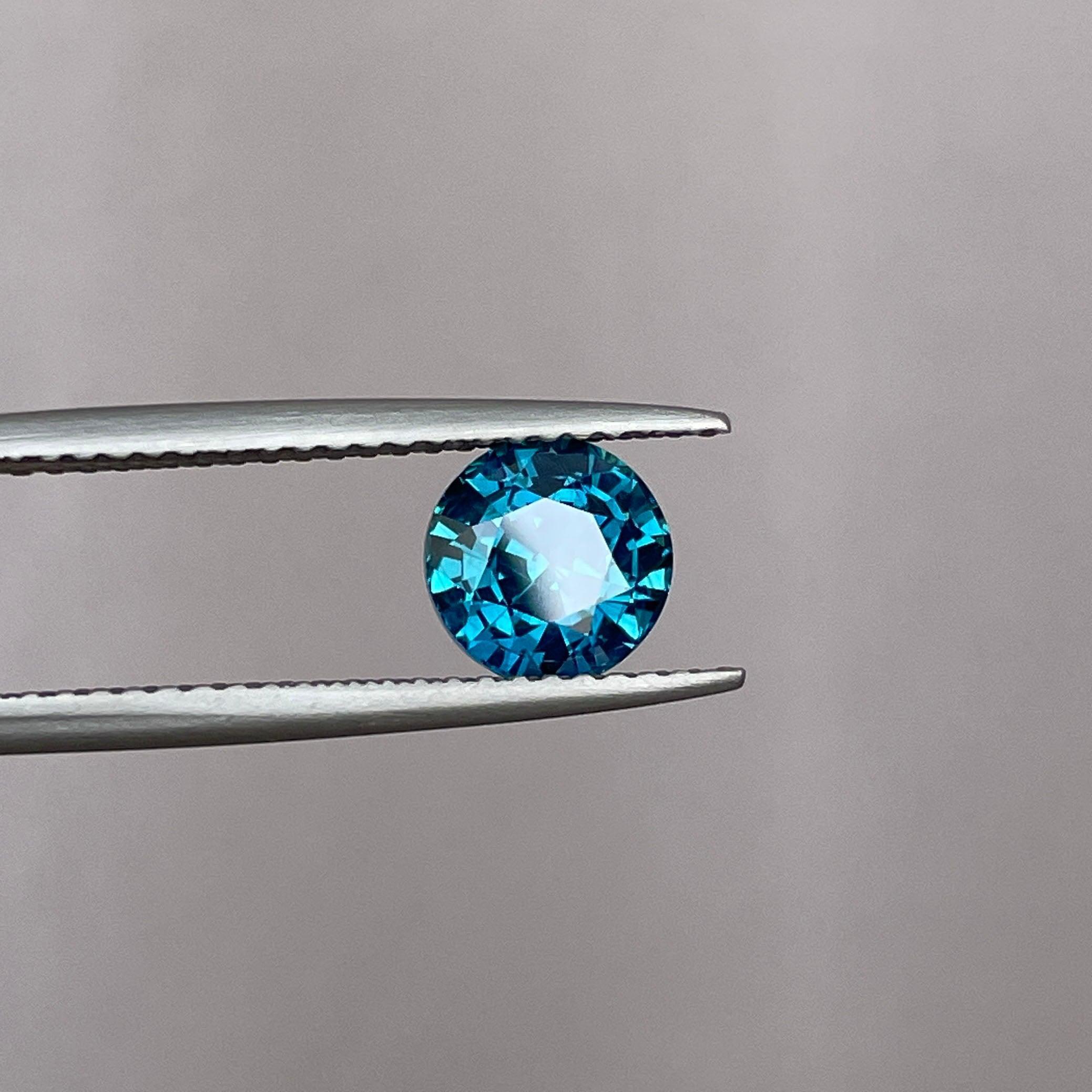teal blue green parti sapphire round cut gem