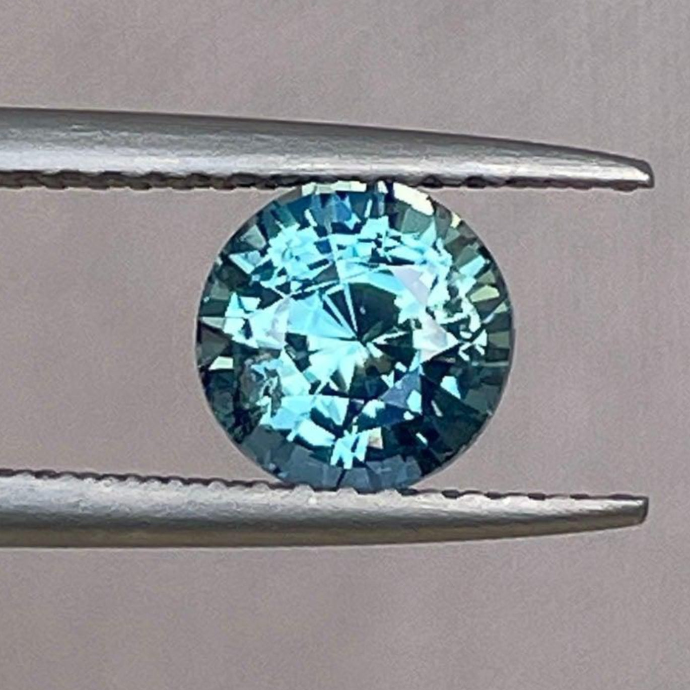 Pierre précieuse saphir parti bleu sarcelle taillée en rond, 1,55 carats, de NASHGEMS, idéale pour bagues de fiançailles ou pendentifs.