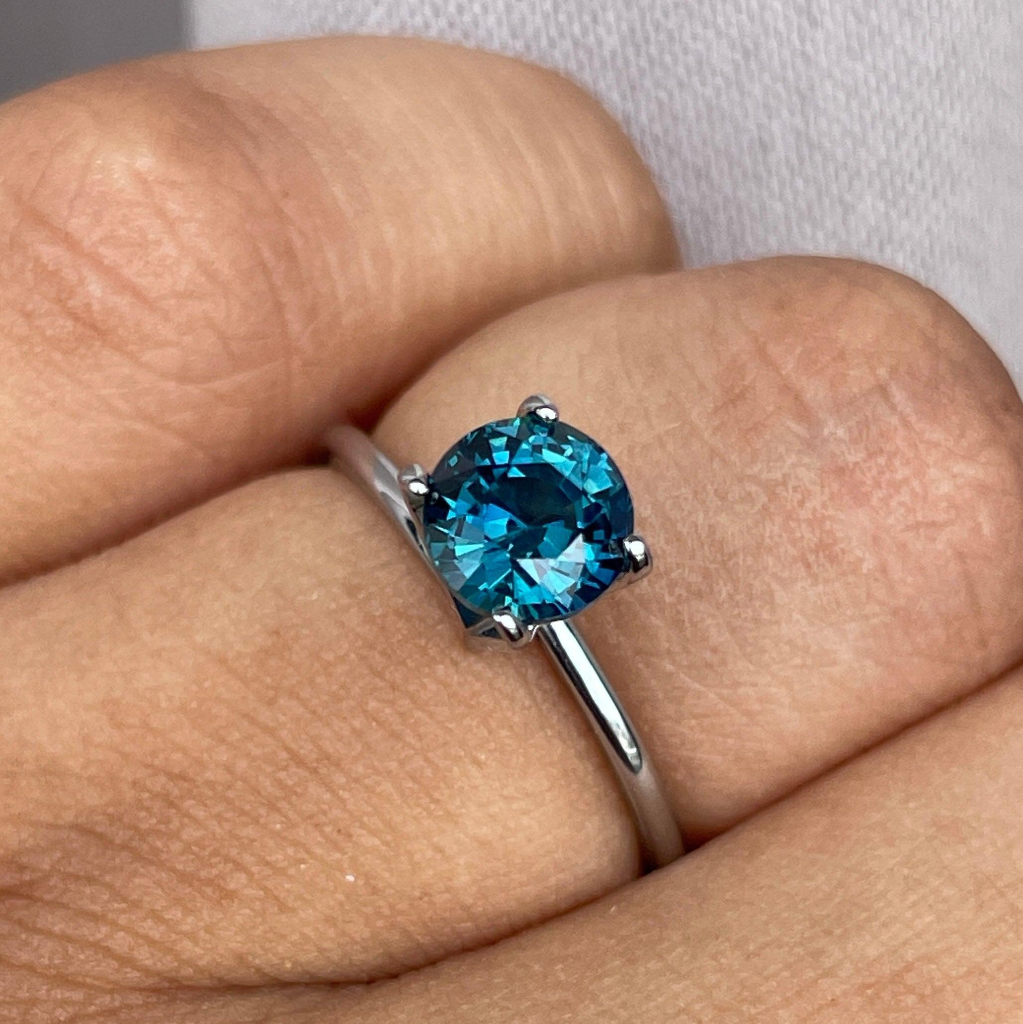 teal blue green parti sapphire round cut gem