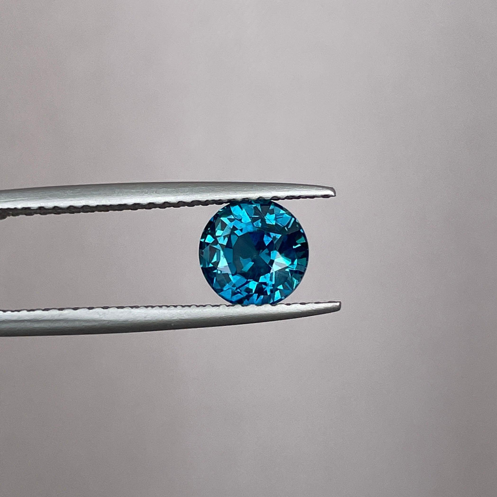teal blue green parti sapphire round cut gem