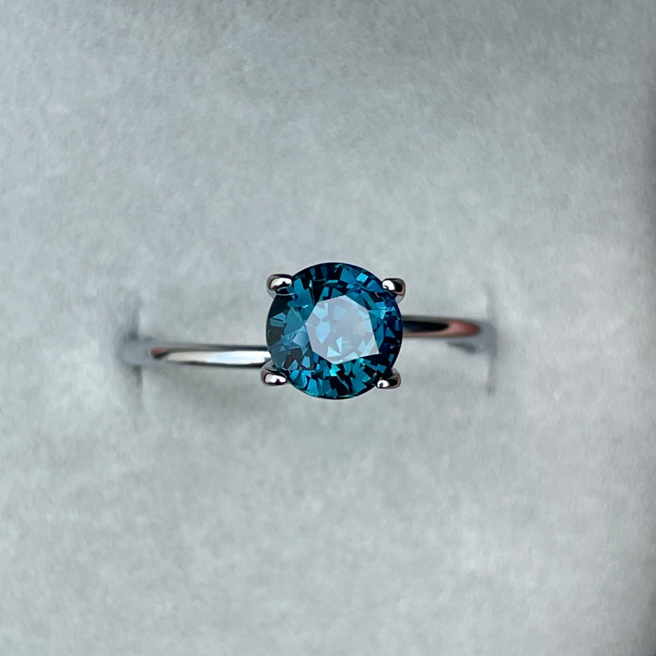 teal blue green parti sapphire round cut gem