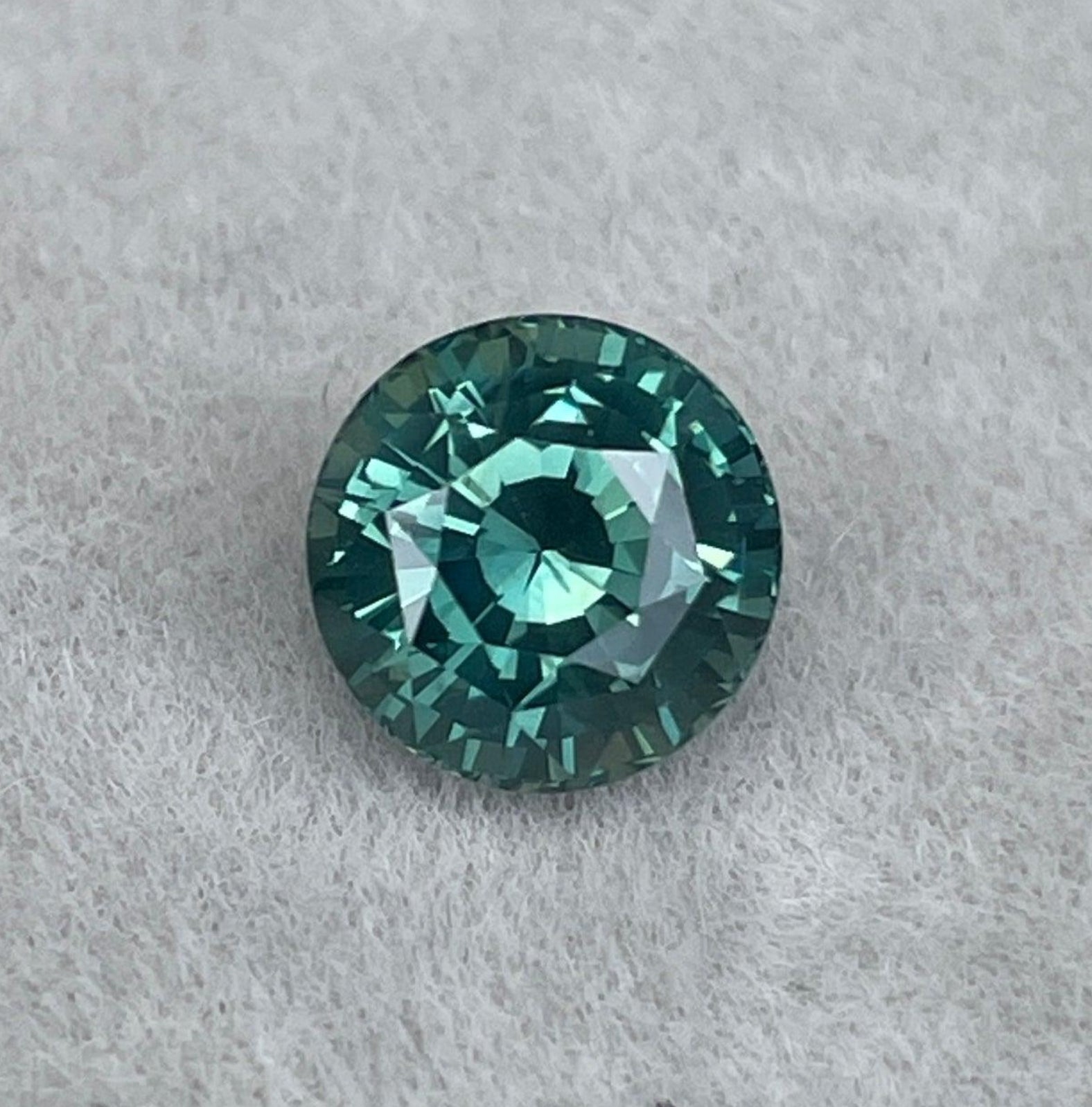Saphir parti bleu sarcelle et vert taille ronde de 2,15 carats de NASHGEMS, idéal pour les bagues de fiançailles ou les pendentifs.