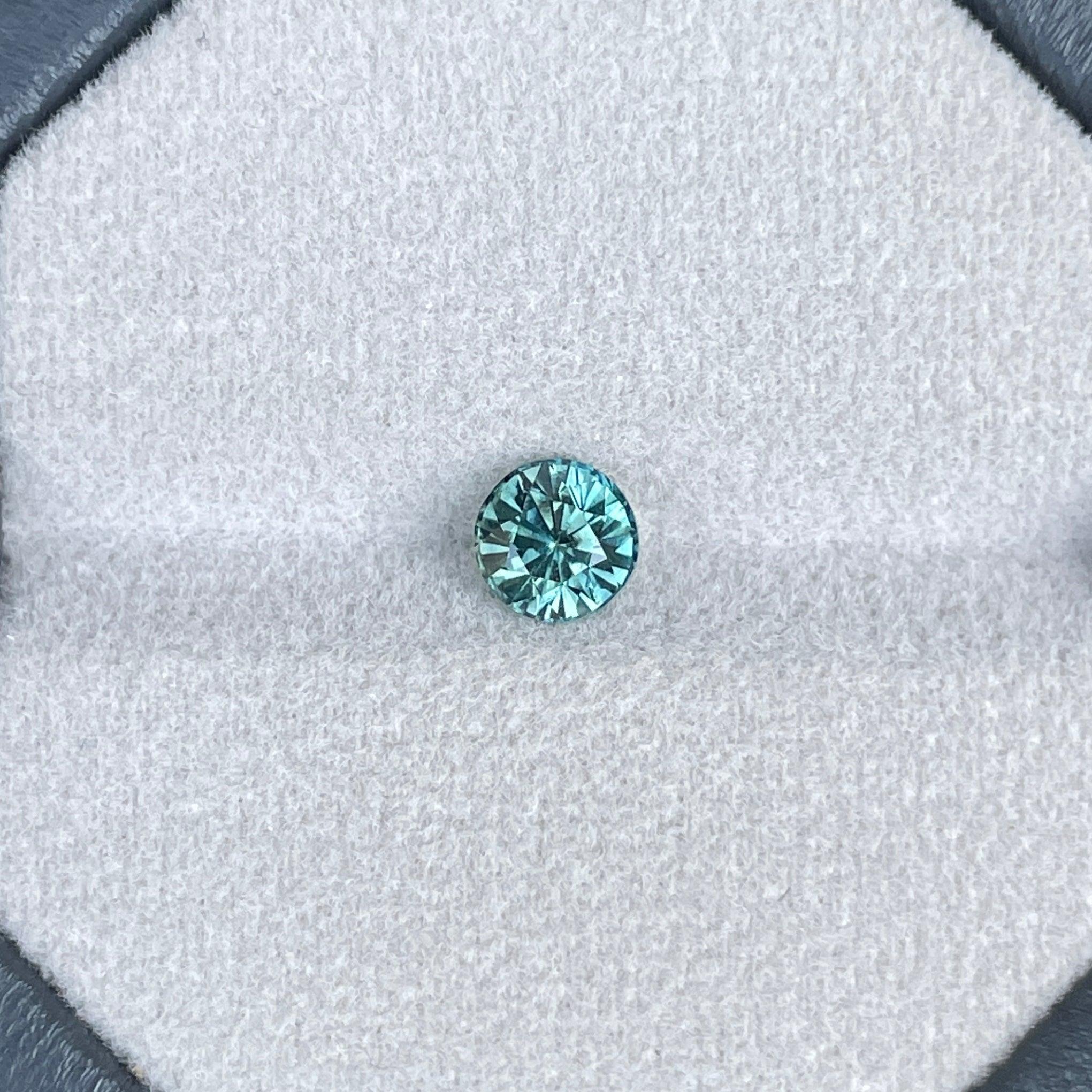 teal blue green parti sapphire round cut gem