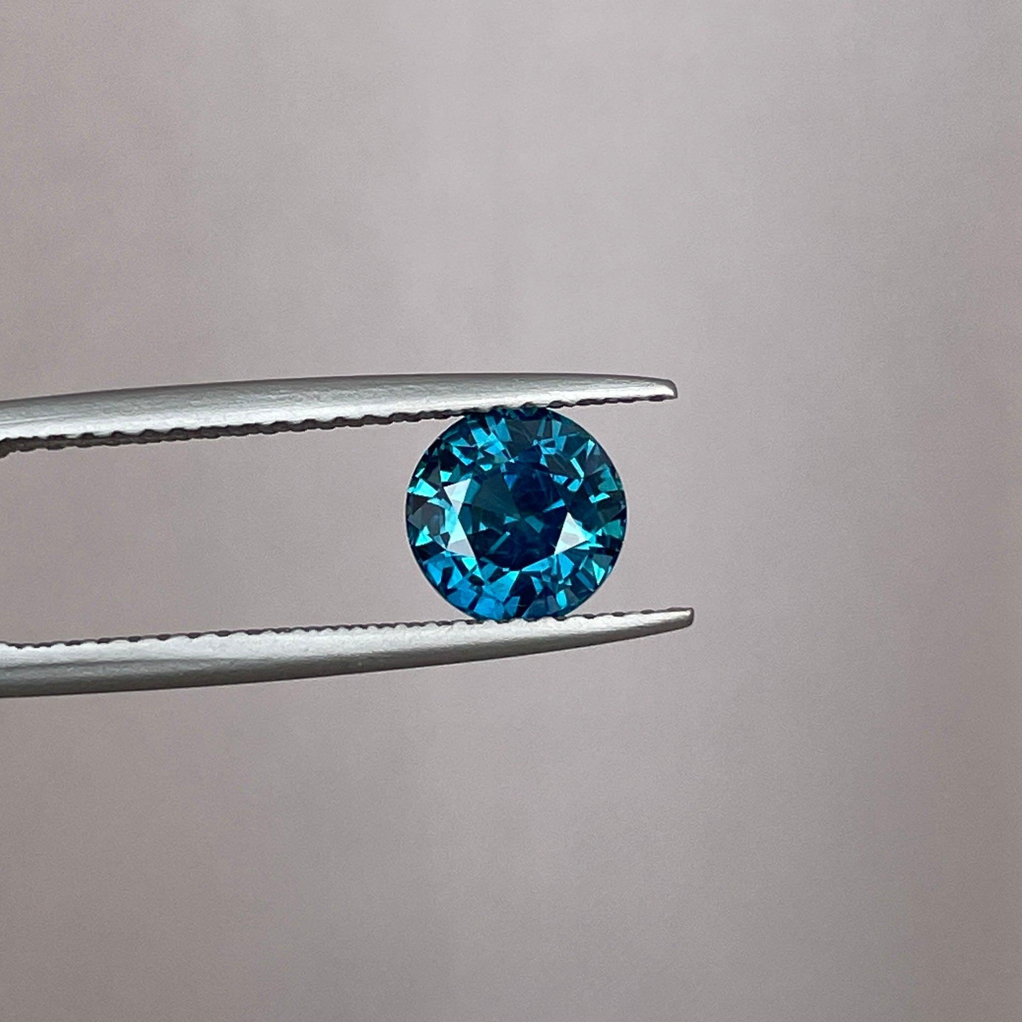 teal blue green parti sapphire round cut gem