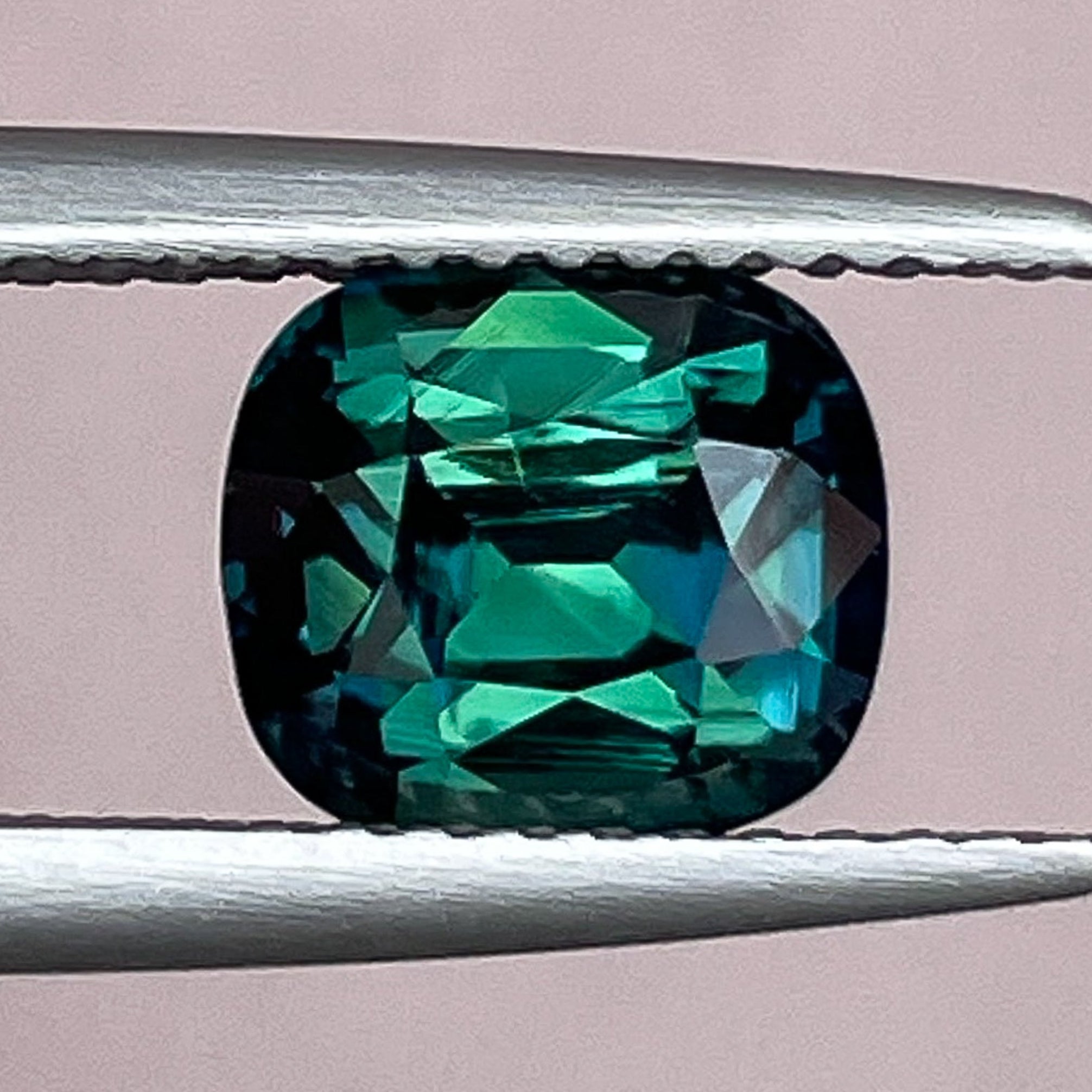 Saphir vert forêt sarcelle taille coussin 2,56 Ct, pierre précieuse traitée thermiquement pour bague de fiançailles ou bijou personnalisé par NASHGEMS.