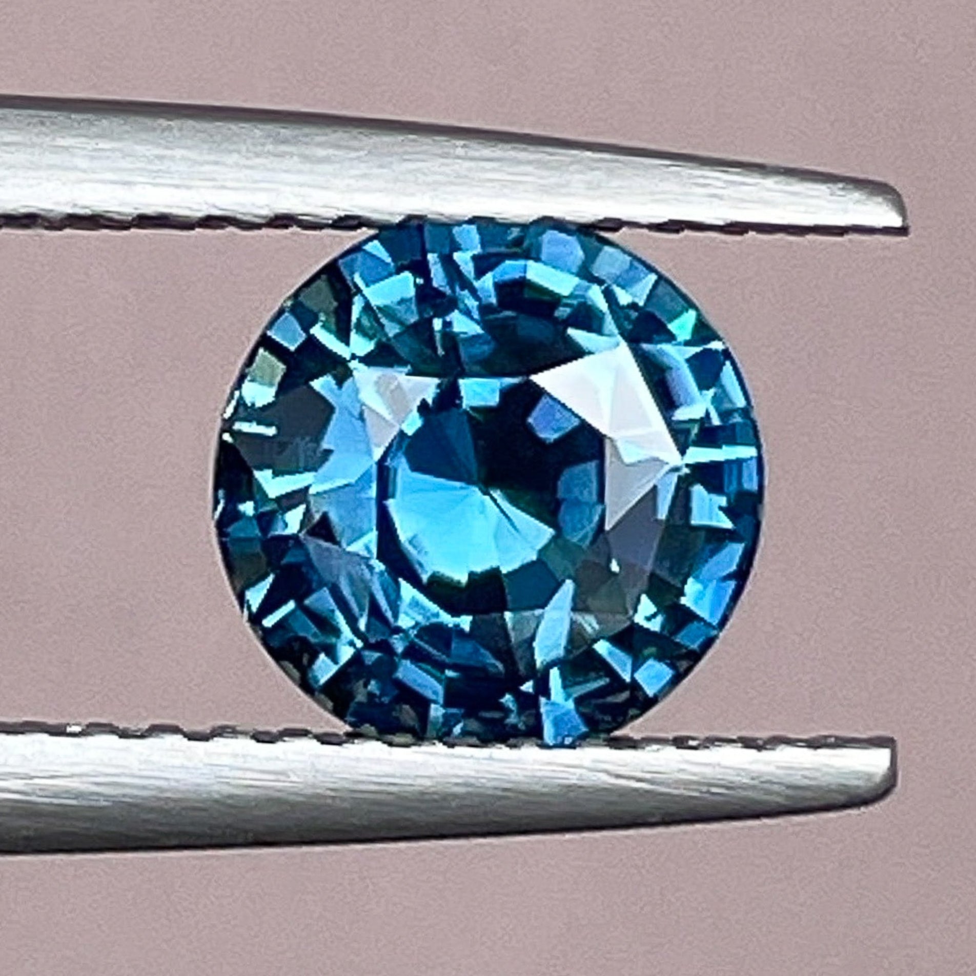 Saphir bleu sarcelle naturel, pierre précieuse ronde de 2,10 ct détachée par NASHGEMS, idéale pour bagues de fiançailles ou bijoux personnalisés.