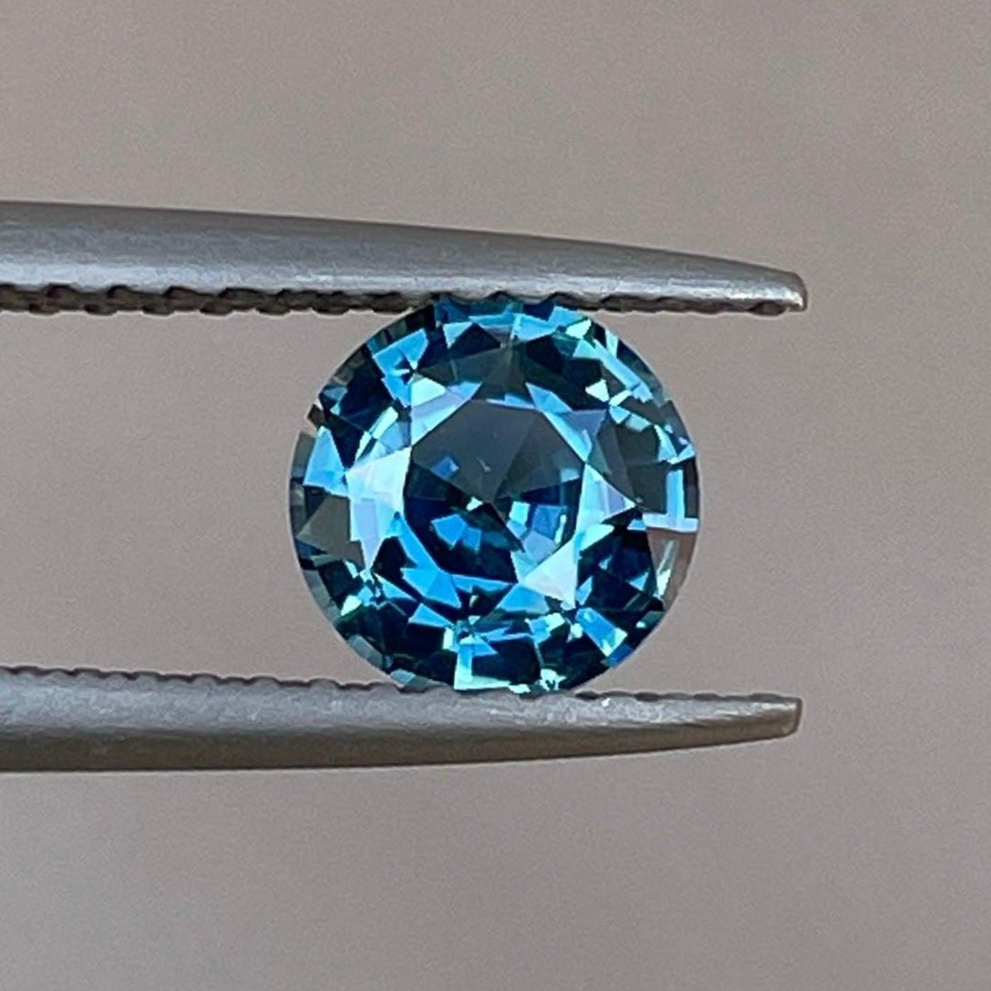 Saphir parti bleu sarcelle vert taille ronde, 1,01 carats, de NASHGEMS, idéal pour bagues de fiançailles et pendentifs.