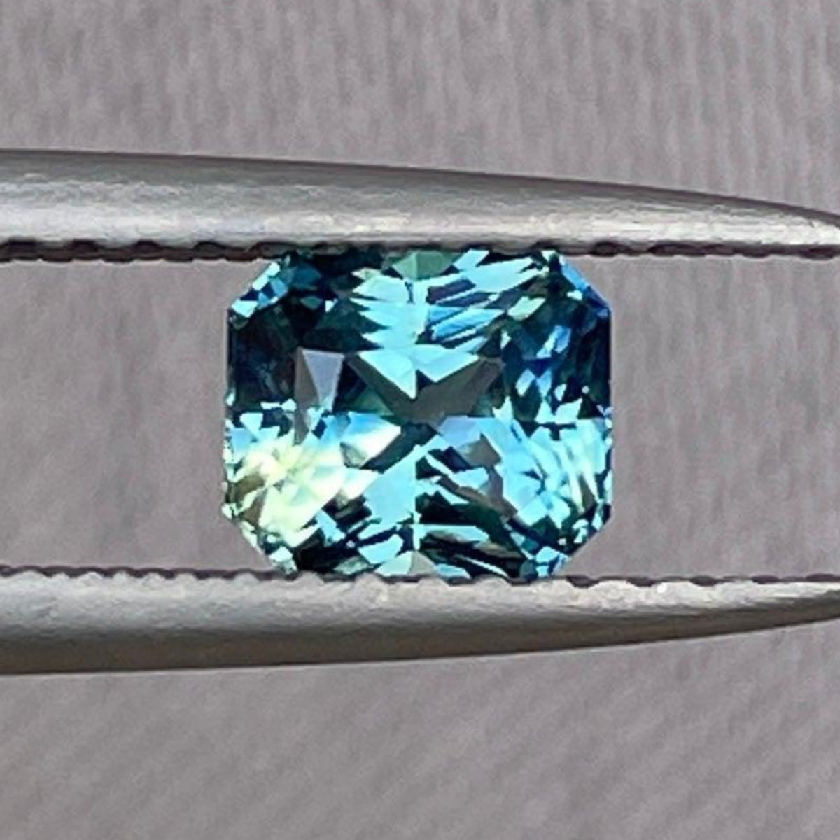 Saphir détaché bicolore vert sarcelle, 0,94 carat, taille radiant, pierre de naissance de septembre, par NASHGEMS.