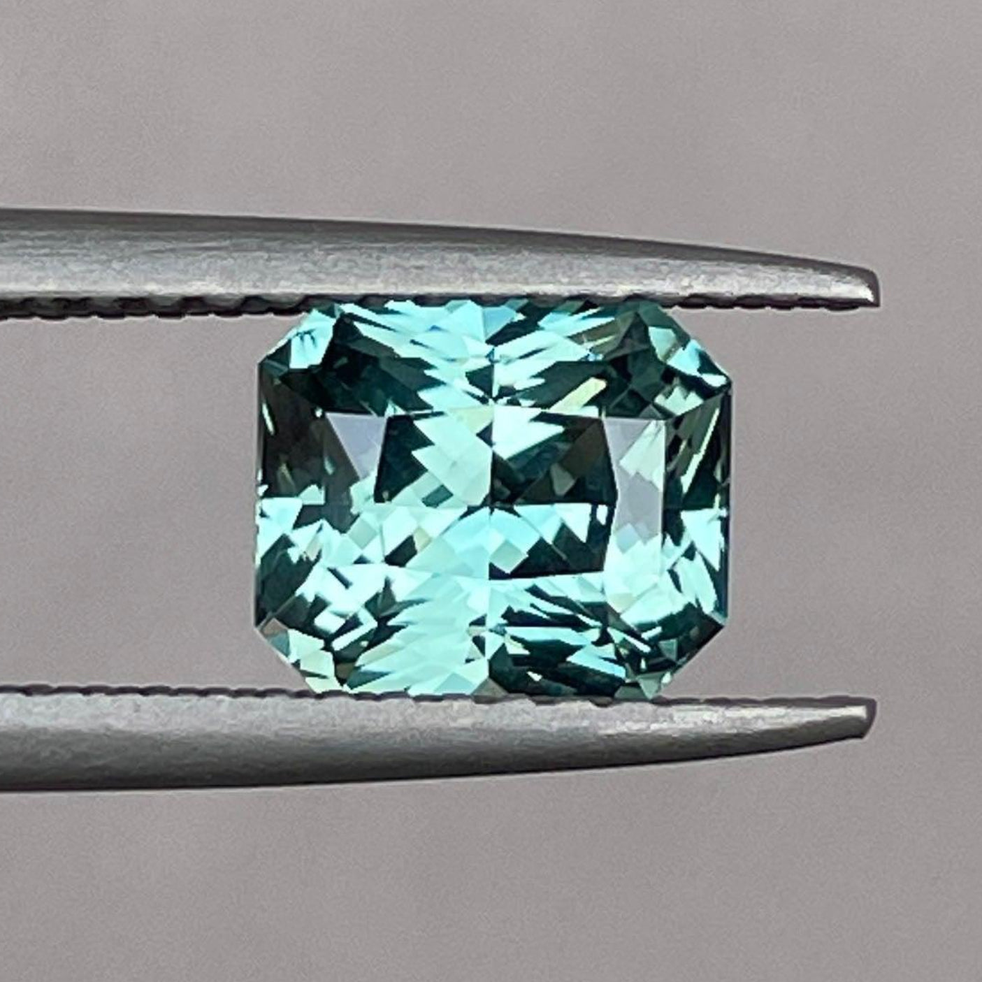 Saphir sarcelle taille radiant 1,66 carat pierre précieuse détachée par NASHGEMS, idéal pour bagues de fiançailles ou création de bijoux sur mesure.