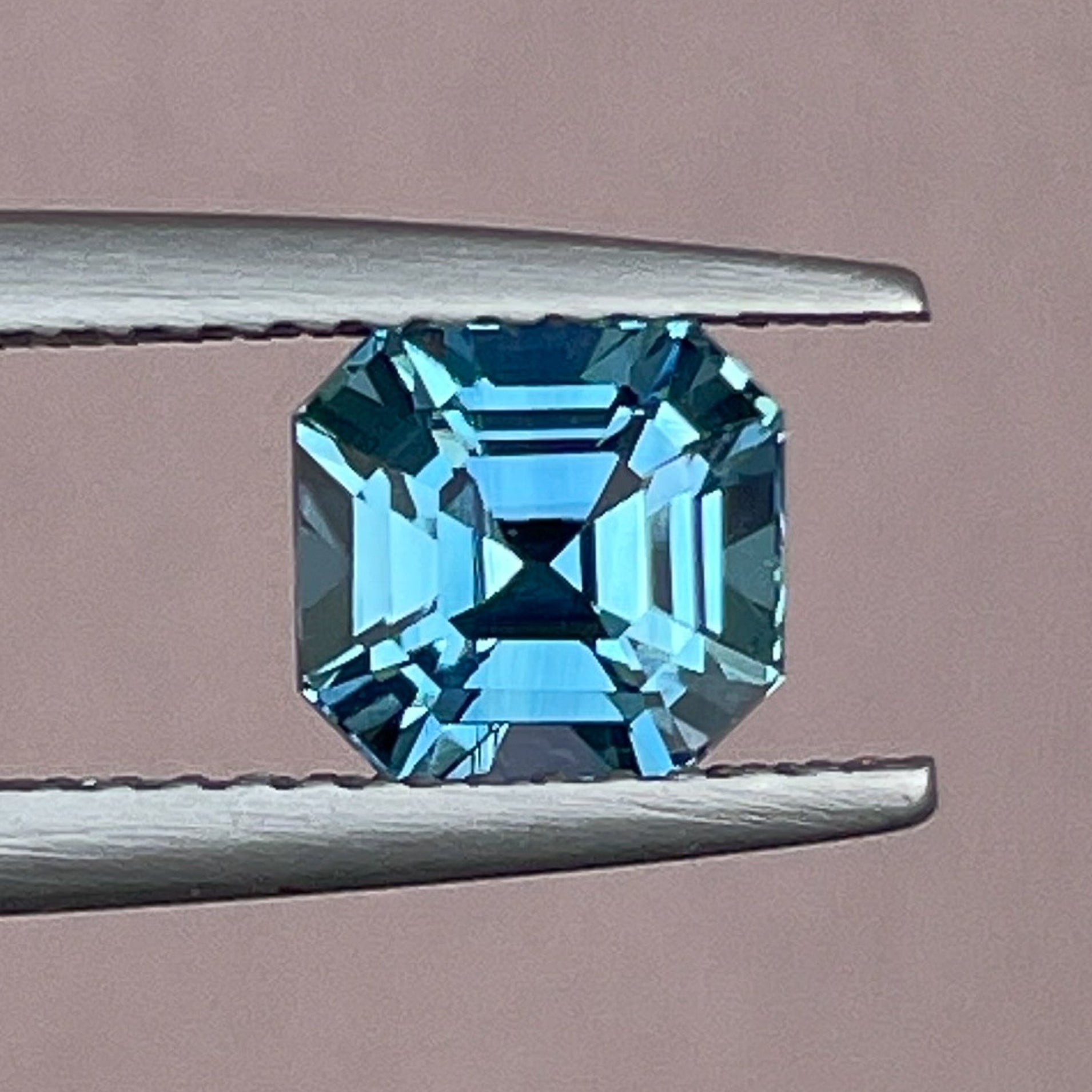 Saphir naturel teal 1,76 Ct taille Asscher octogone de NASHGEMS, saphir teal traité thermiquement en vrac pour bijoux ou bagues de fiançailles.