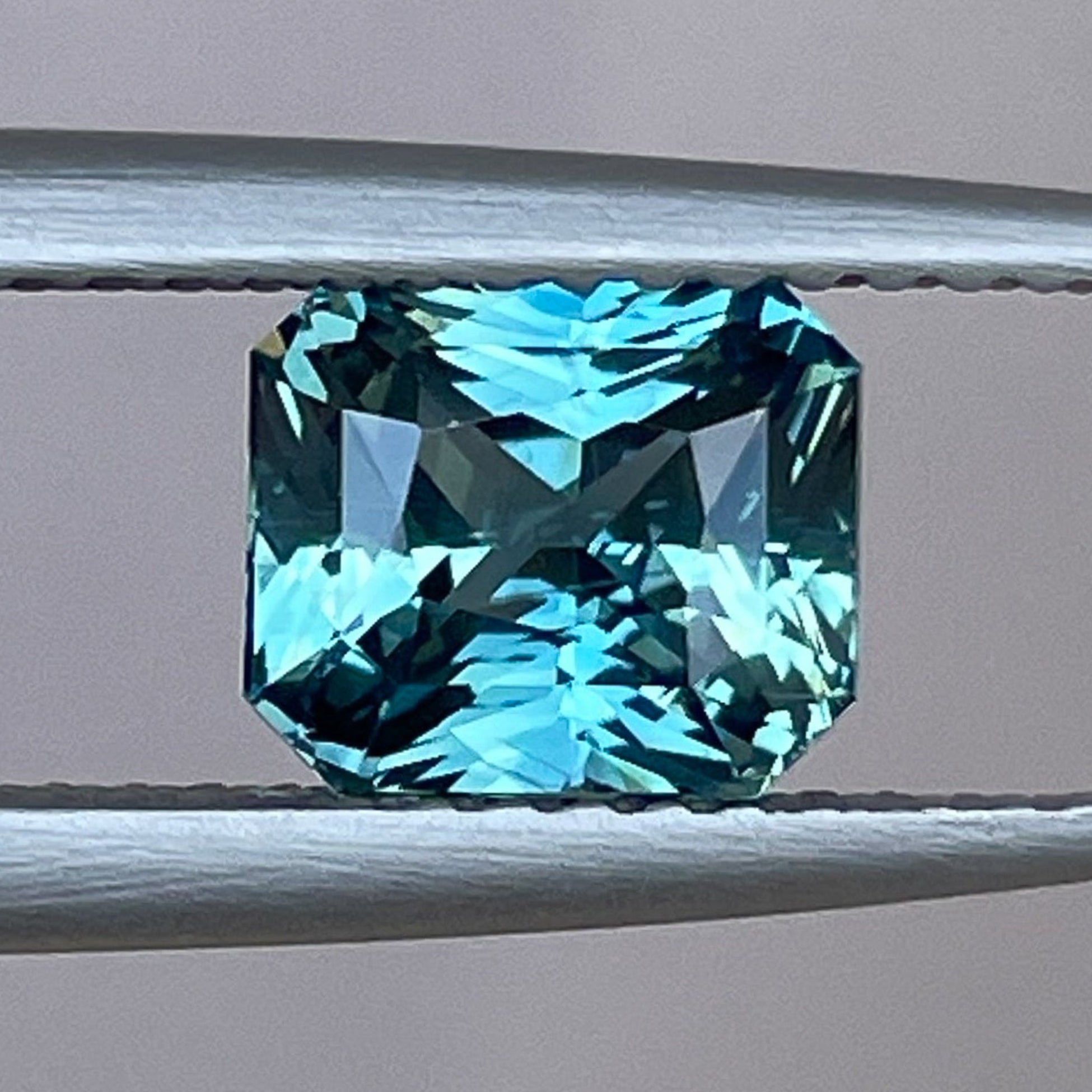 Saphir teal taille radiant, pierre précieuse en vrac de 1,73 carats, de NASHGEMS, idéal pour les bagues de fiançailles ou les bijoux personnalisés.