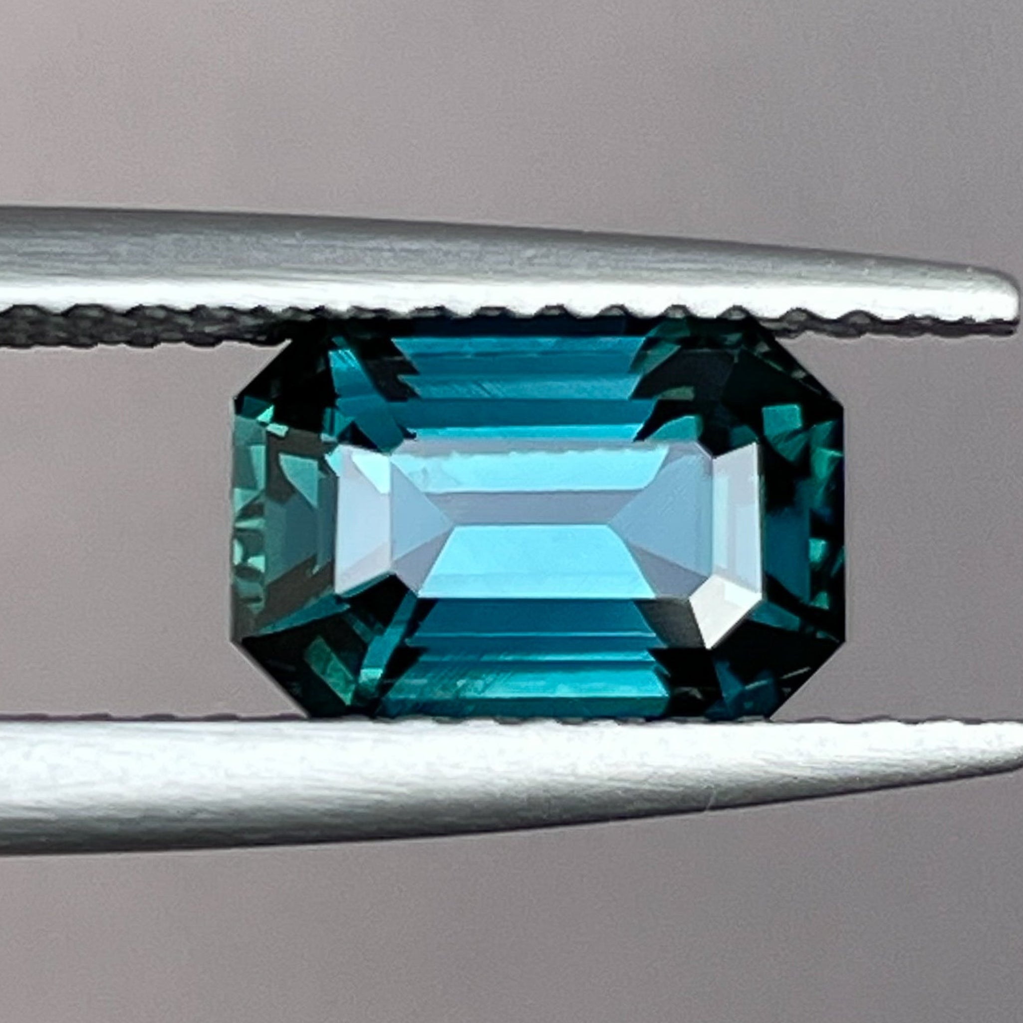 Saphir naturel bleu-vert sarcelle, taille émeraude de 2,18 Ct, saphir brut traité thermiquement par NASHGEMS pour bague de fiançailles ou bijou personnalisé.