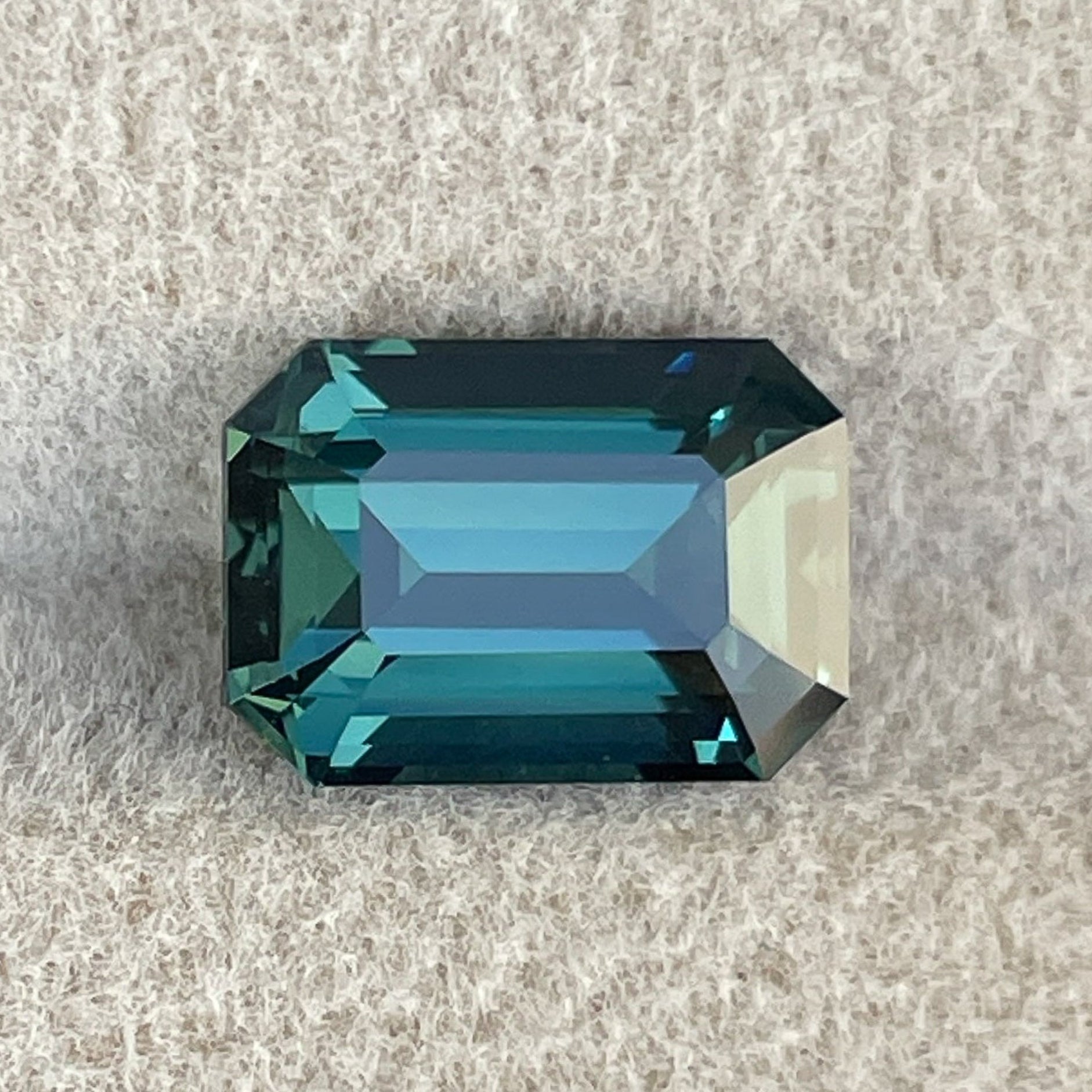Saphir naturel bleu-vert sarcelle 3,71 ct taille émeraude par NASHGEMS, pierre précieuse détachée pour bague de fiançailles ou bijou personnalisé.