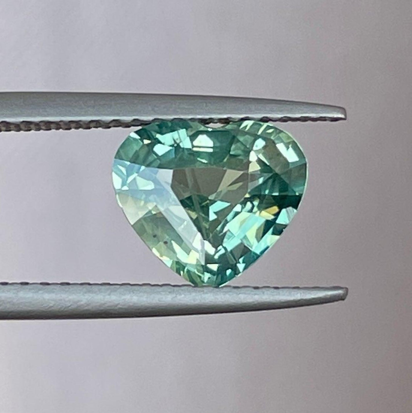 Bague de fiançailles en saphir bleu sarcelle avec une pierre précieuse en forme de cœur de 1,75 carat, bijou en or par NASHGEMS, parfaite pour un mariage ou un bijou de promesse.