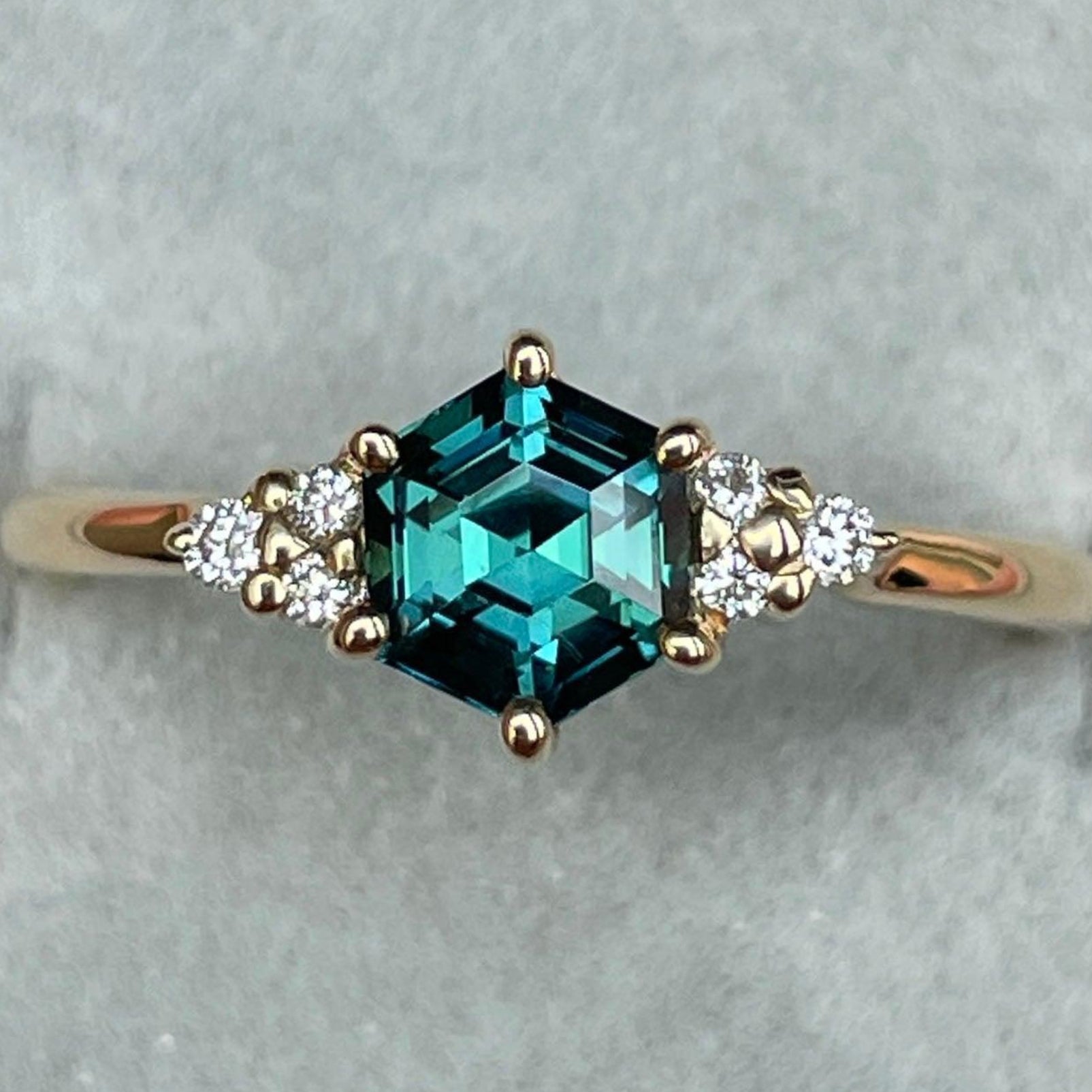 Bague de fiançailles en saphir bleu sarcelle de 1,18 carats de NASHGEMS, avec une pierre précieuse bleu sarcelle vibrante et un design de bande élégant.