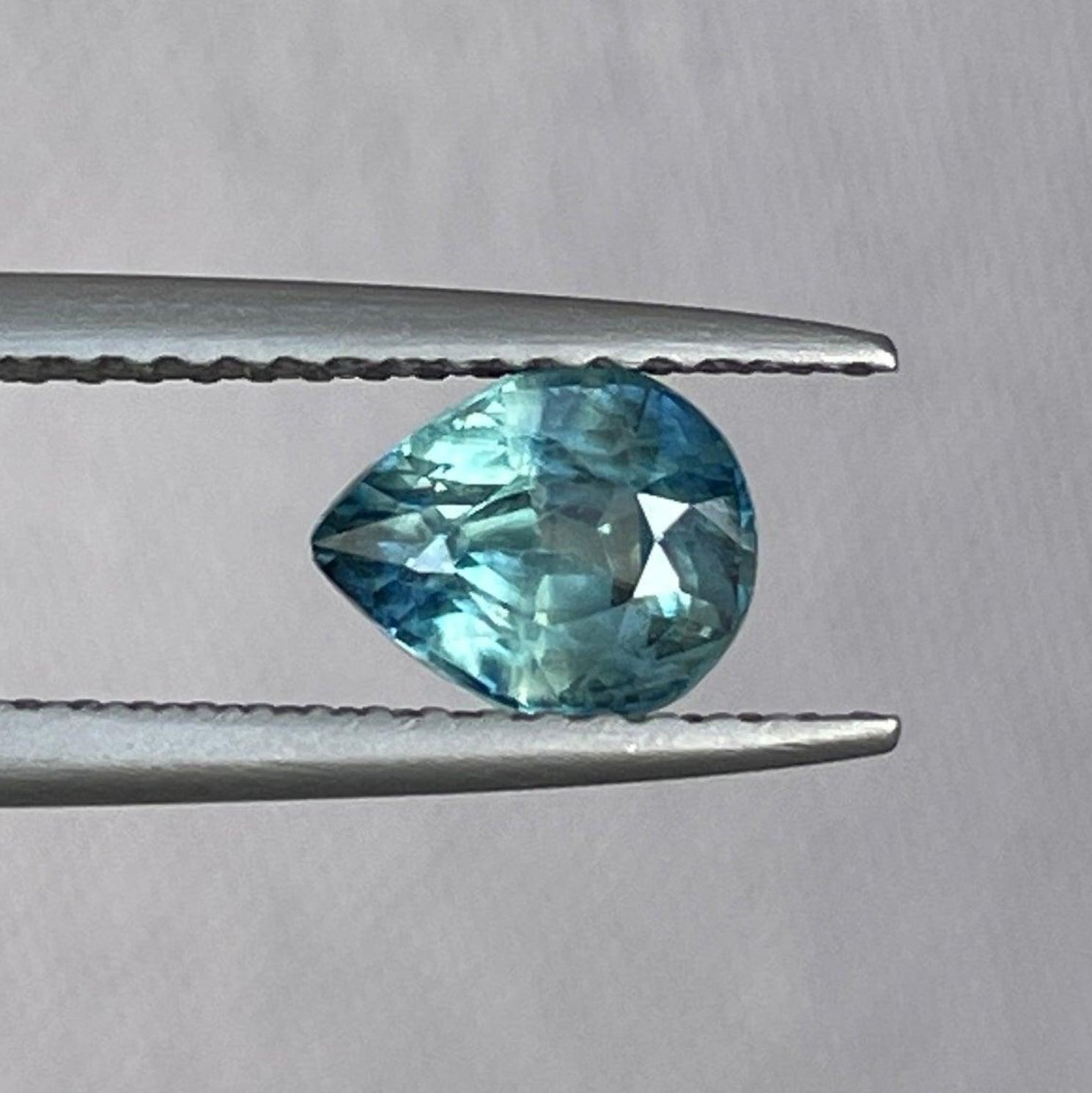 Pierre précieuse saphir vert sarcelle avec une couleur vibrante et une excellente taille, présentant une teinte riche et une surface brillante.