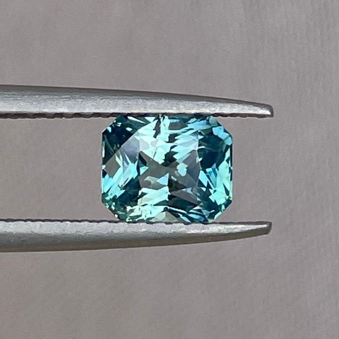Saphir sarcelle taille radiant, 1,12 carats, aux nuances bleu-vert, de NASHGEMS.