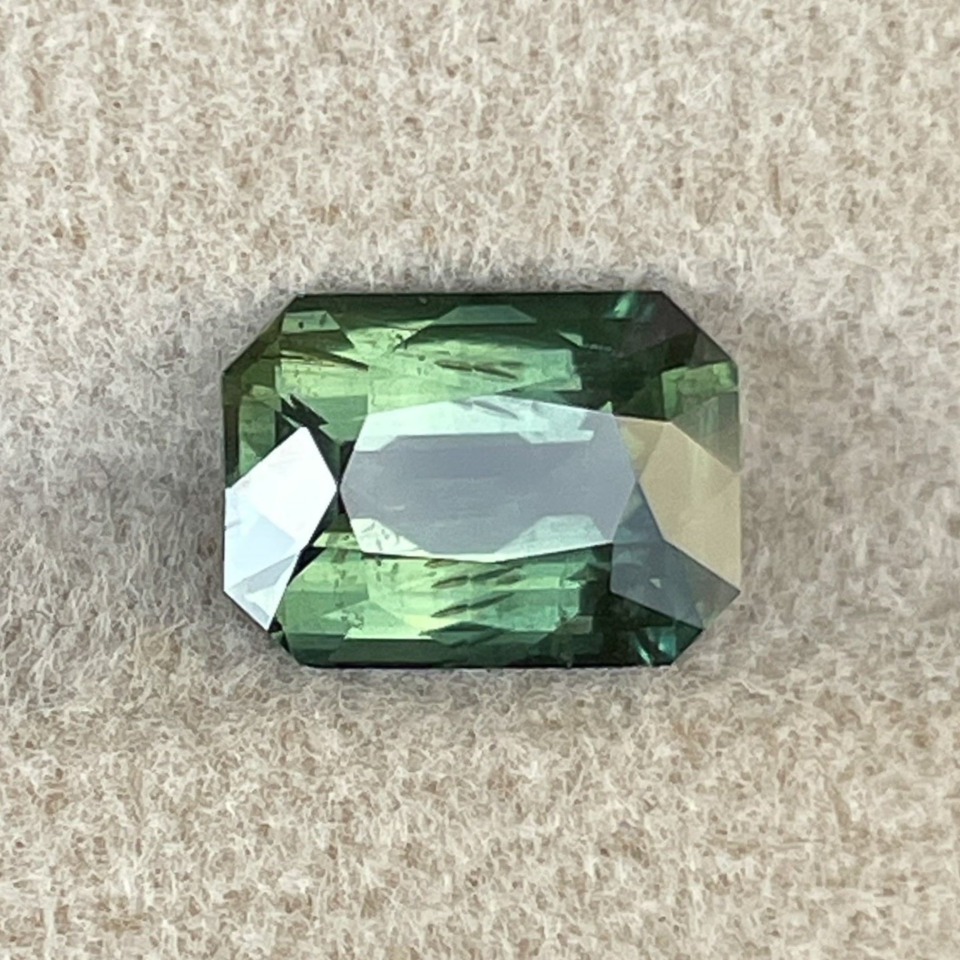 Saphir vert sarcelle 2,36 Ct taille radiant, pierre précieuse traitée thermiquement de NASHGEMS pour bague de fiançailles ou bijou personnalisé.