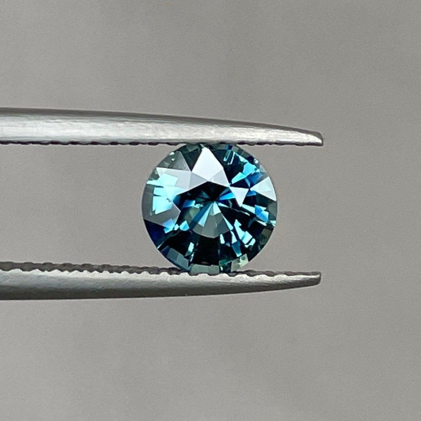 Pierre précieuse saphir teal Northern Lights, 1,07 carats, pierre précieuse taillée avec précision en vrac par NASHGEMS affichant une couleur teal vibrante.