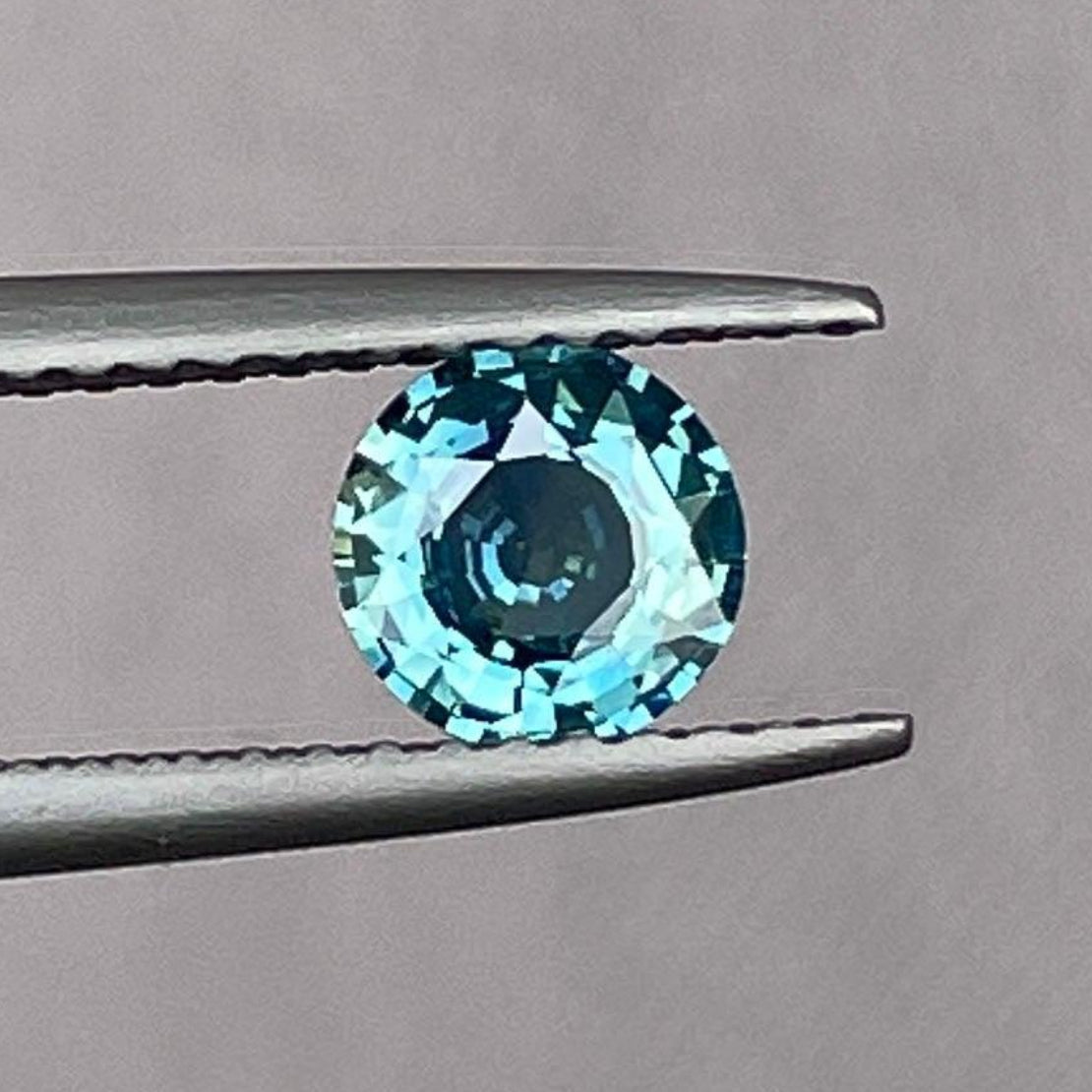 Saphir naturel bleu sarcelle 0,71 ct par NASHGEMS, pierre précieuse bien taillée avec une couleur vibrante et un éclat, idéale pour la création de bagues sur mesure.