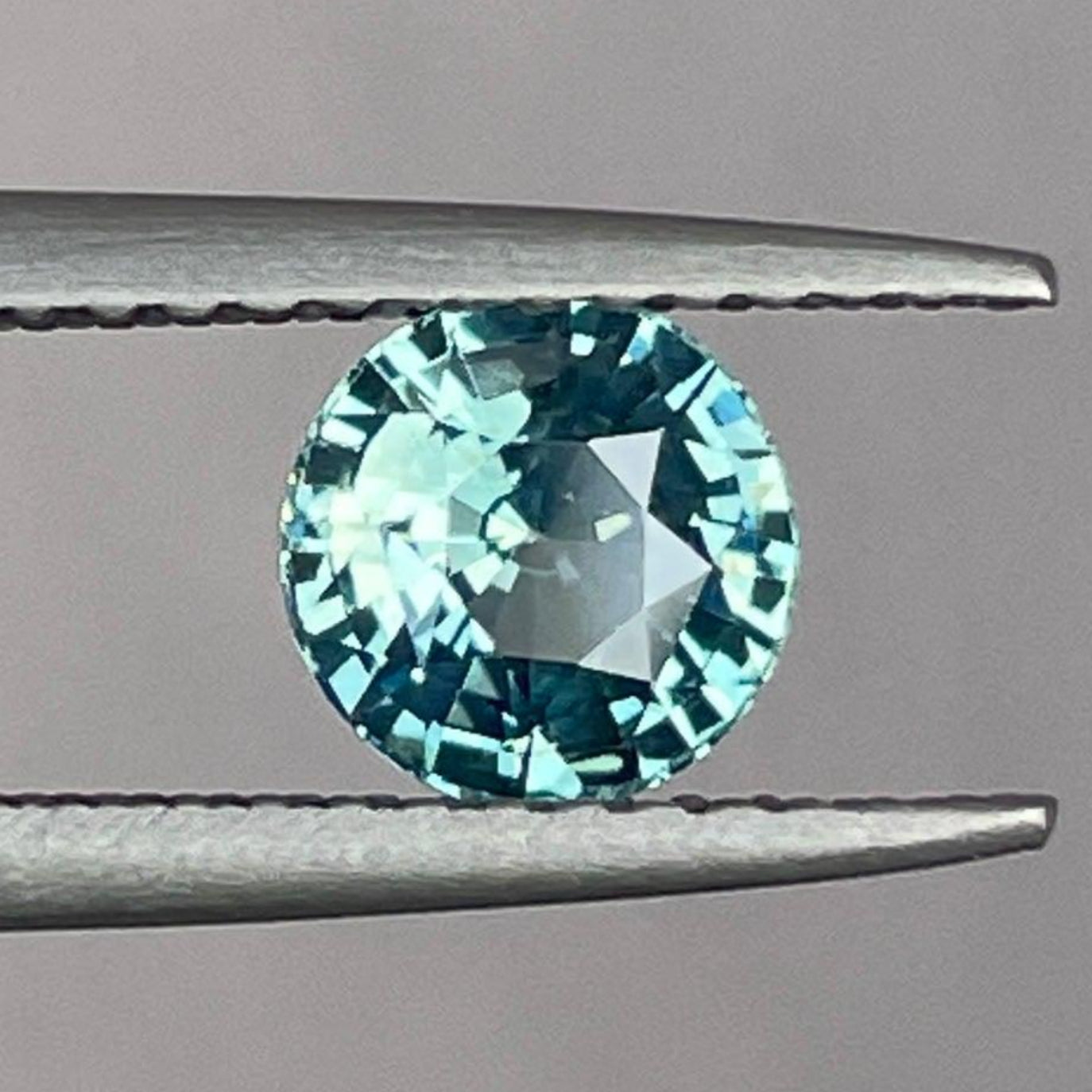 Saphir bleu sarcelle bien taillé de 0,96 ct de NASHGEMS, présentant une couleur vibrante et une finition brillante, mettant en valeur le mélange et la clarté de la pierre précieuse.